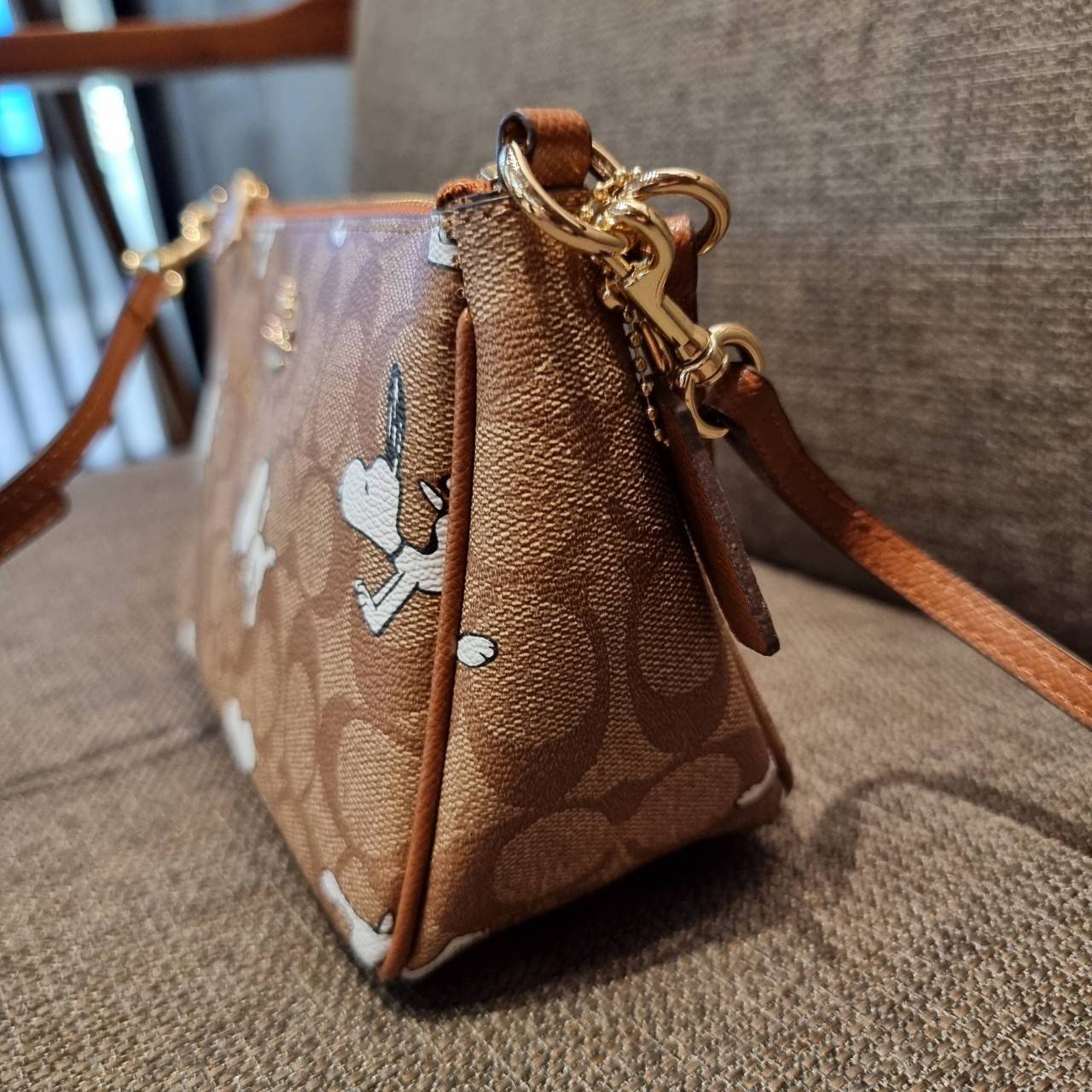 COACH F36674 TOP HANDLE POUCH IN SIGNATURE WITH SNOOPY PRINT คอลเลคชั่นใหม่ ในสไตล์พอช มาให้ช้อปก่อนใครในไทยจ้า น่ารักน่าใช้ไปอีกกับกระเป๋าสะพายทรงฮิตตลอดกาล ด้วยดีไซน์ที่ออกมาให้ใช้งานได้ง่าย ขนาดกำลังเหมาะ วัสดุแคนวาสทนทาน ดีไปหมดขนาดนี้!! คุณลูกค้าถึงส