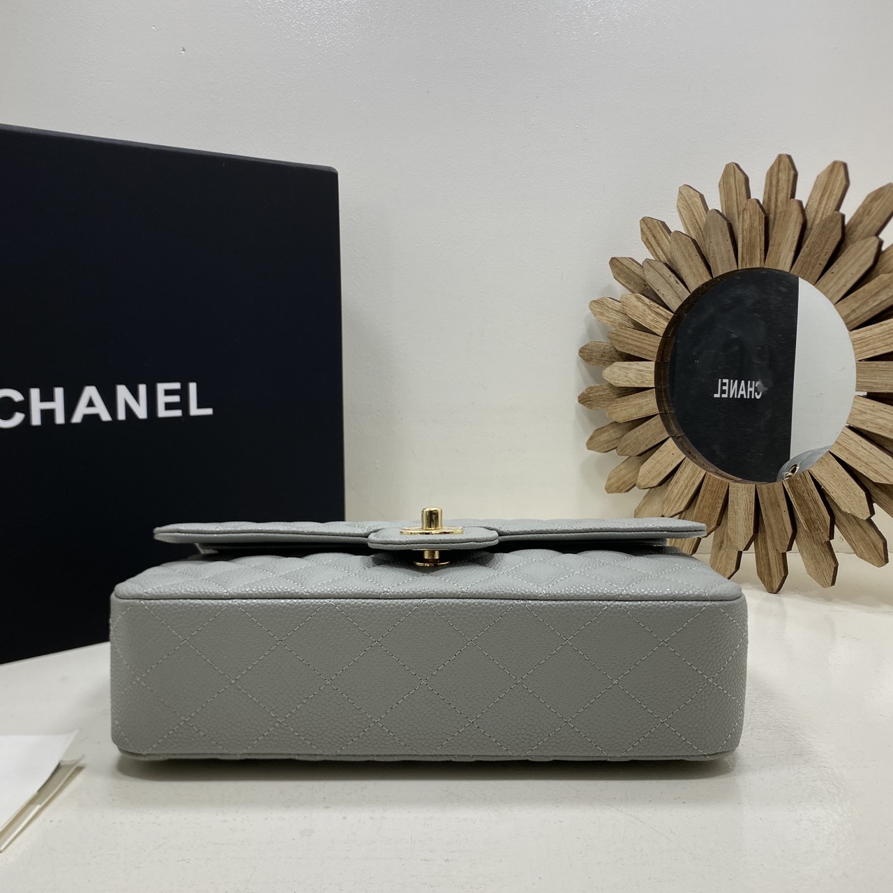 ORI หนังแท้ | CHANEL Classic Medium Flap Bag 25cm กระเป๋าสะพายคลาสสิกรุ่นยอดนิยมตลอดกาล ดีไซน์เรียบหรูหราขับผิว งานหนังแท้ อะไหล่ทองหรูหรา สุดยอดเดอะเบสท์ไอเท็ม