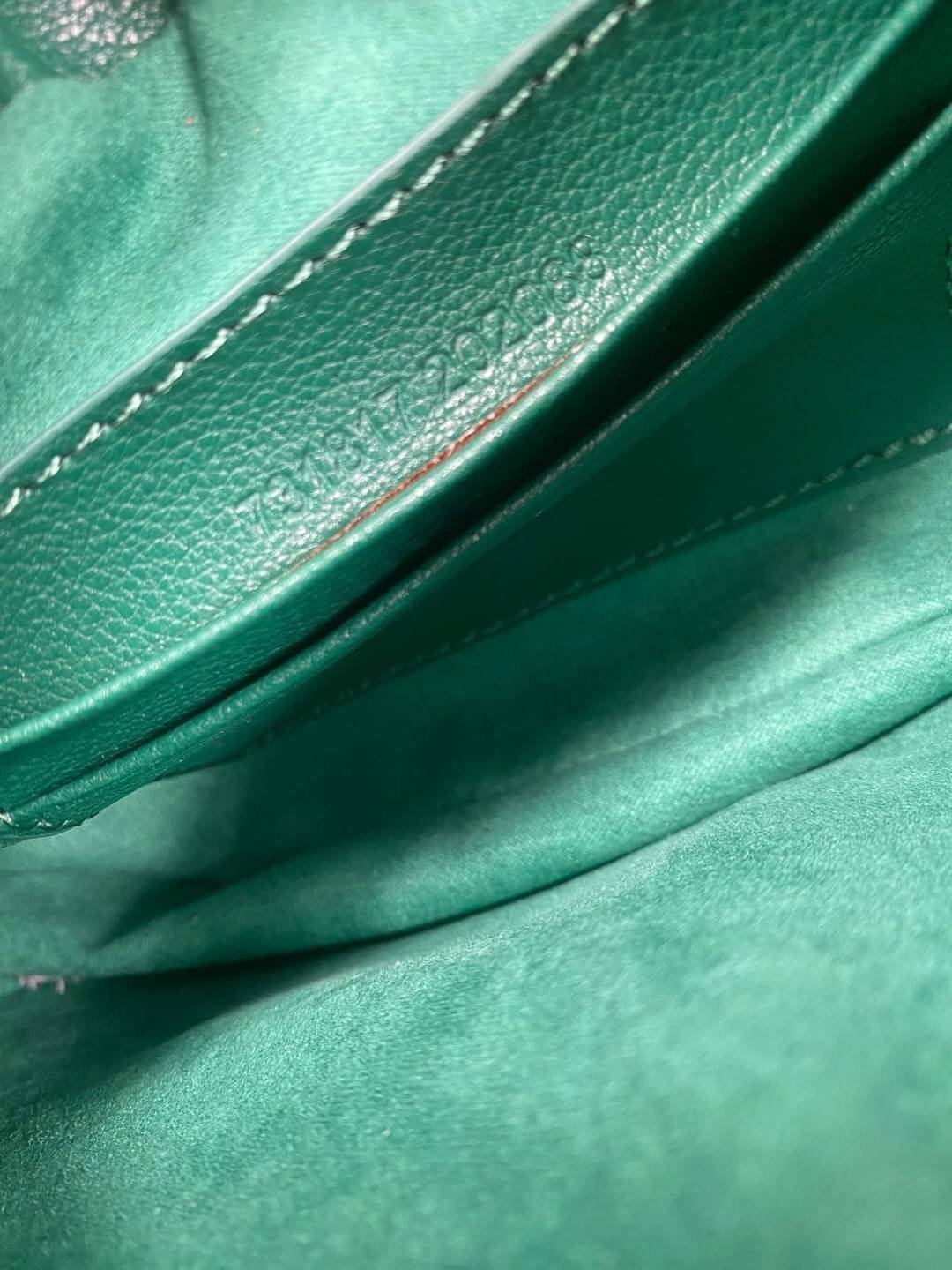 GUCCI Aphrodite small shoulder bag กระเป๋าสะพายทรงคลาสสิค ดีไซน์ย้อนยุคผสานความโมเดิร์นด้วยรูปทรงพอช ที่ใช้งานได้ทุกสไตล์ วัสดุหนังแคนวาส ทนทาน ภายในกระเป๋าเป็นช่องโล่ง