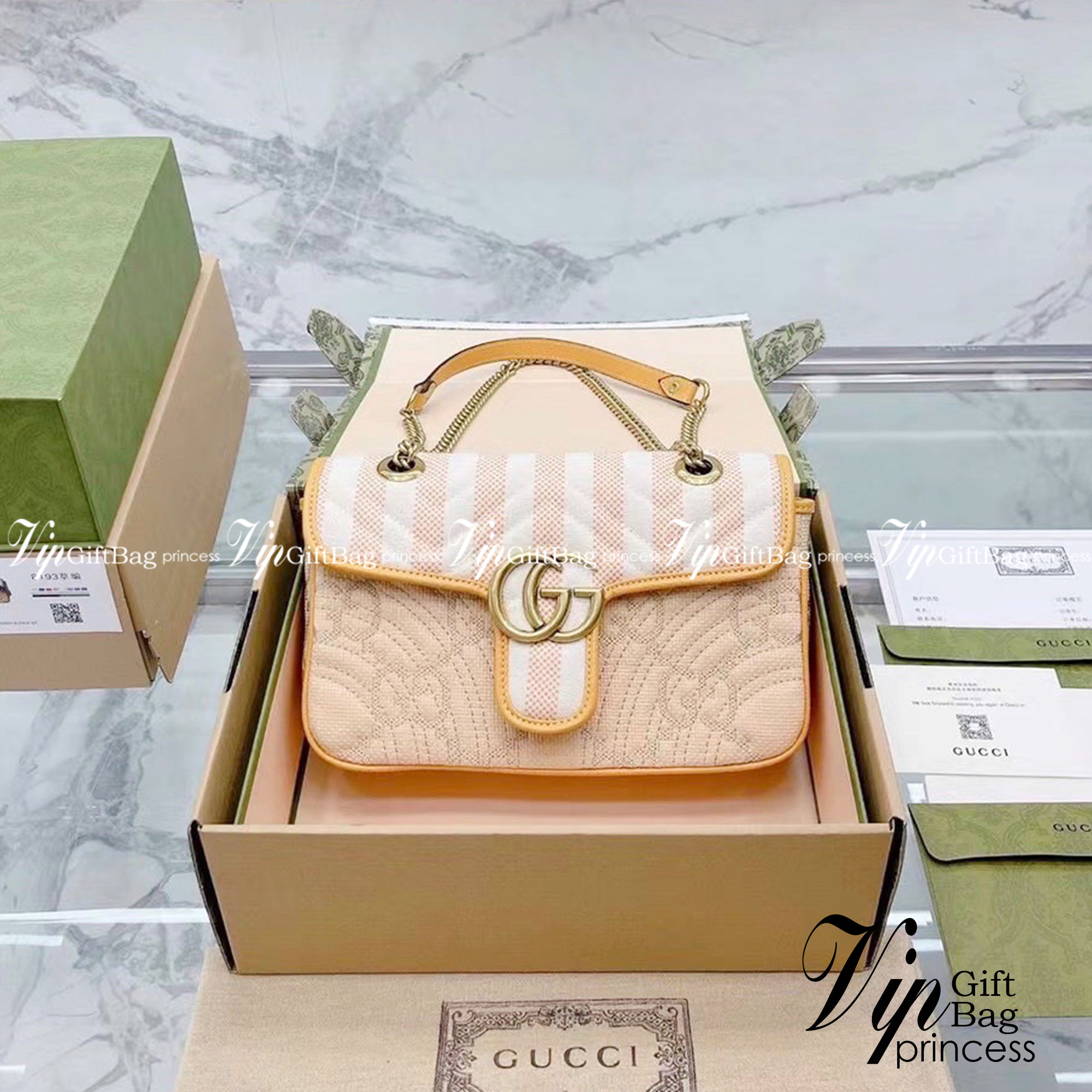 GUCCI GG MARMONT 2.0 FAUX-RAFFIA SHOULDER BAG กระเป๋าสะพายกุชชี่ รุ่นใหม่ล่าสุด ยกระดับความหรู ครอสบอดี้ที่ดีไซน์หรู อัพเลเวล พร้อมเสิร์ฟความสวยตรงถึงบ้านแล้วจ้า สวยตามแบบฉบับ GG สายสะพายโซ่ดึงปรับสั้นยาวได้ งานสวยไม่ต้องพูดเยอะเลยค่า