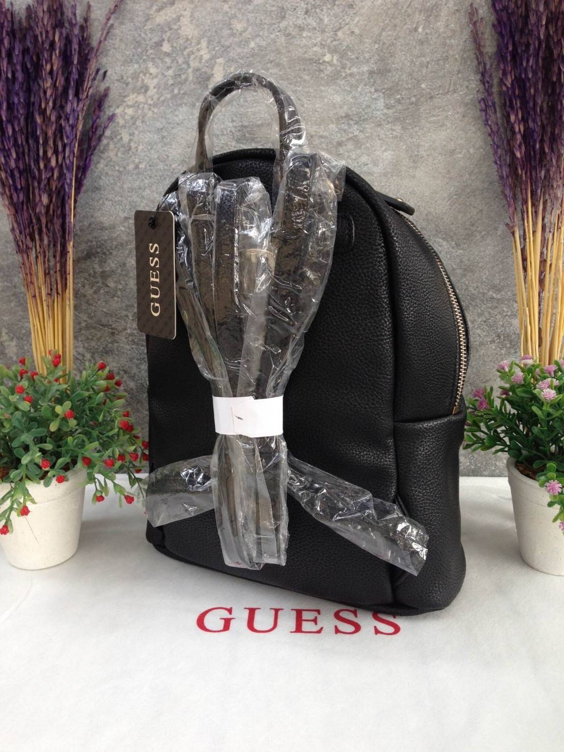 GUESS CANSON BACKPACK ของแท้❗️กระเป๋าเป้หนังเนื้อนิ่มสัมผัสคล้ายหนังแท้ ด้านหน้าแต่งหมุดกิ๊ปเก๋ เปิดปิดด้วยซิปสะดวกใช้ ด้านในบุผ้าแบรนด์ มีช่องใส่ซิปและช่องใส่ของจุกจิก ขนาดกำลังดีค่ะ น้ำหนักเบา สีสวย สายสะพายปรับได้ฟรีเลยค่าใบนี้ แนะนำมากๆค่า