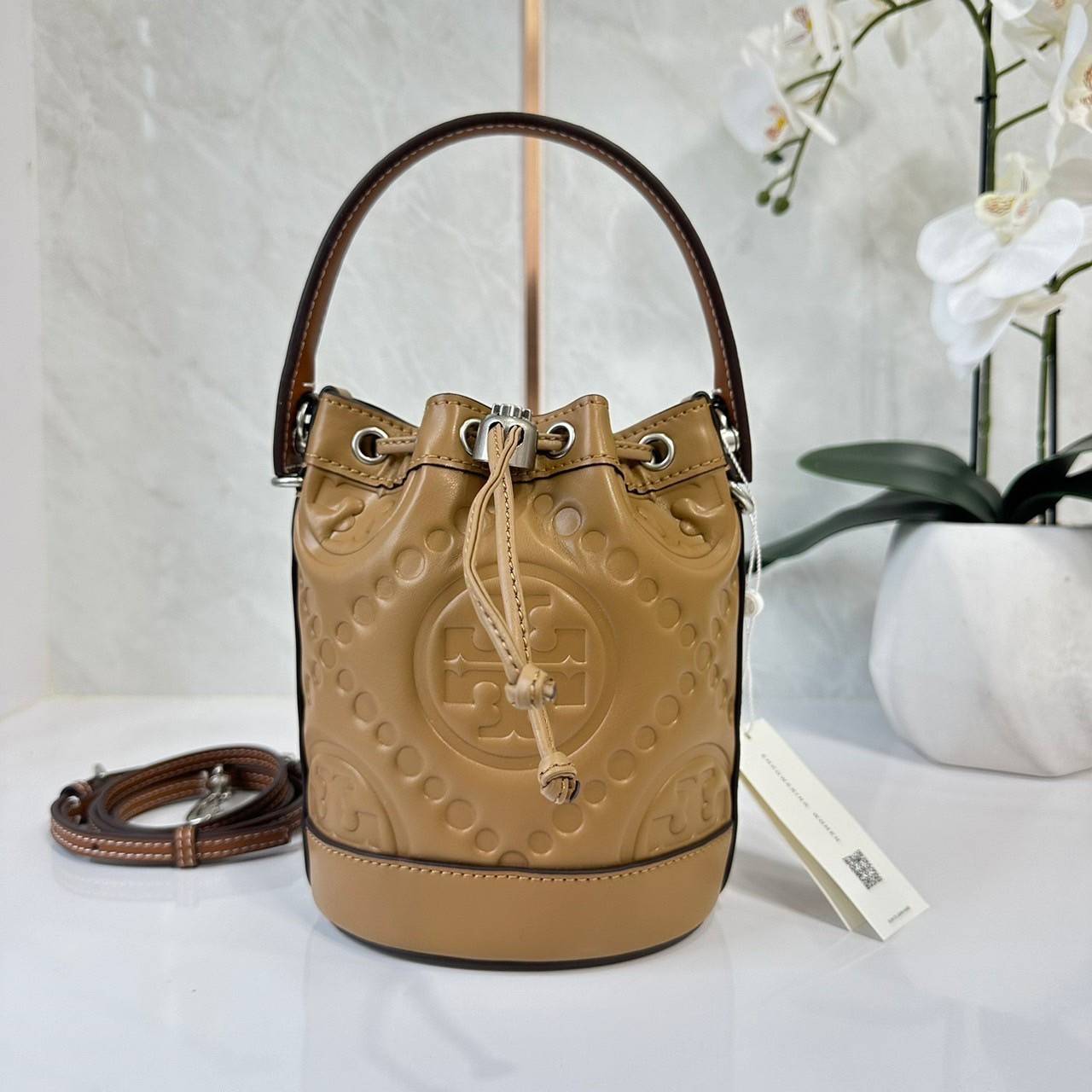 6 สี Tory Burch Puffy Mini / Tory burch T Monogram Puffy Patent Mini Bucket Bag / Tory Bucket Bag กระเป๋าบัคเกต size เล็ก โดดเด่นด้วยโลโก้ตัวนูนปั๊มด้านหน้า