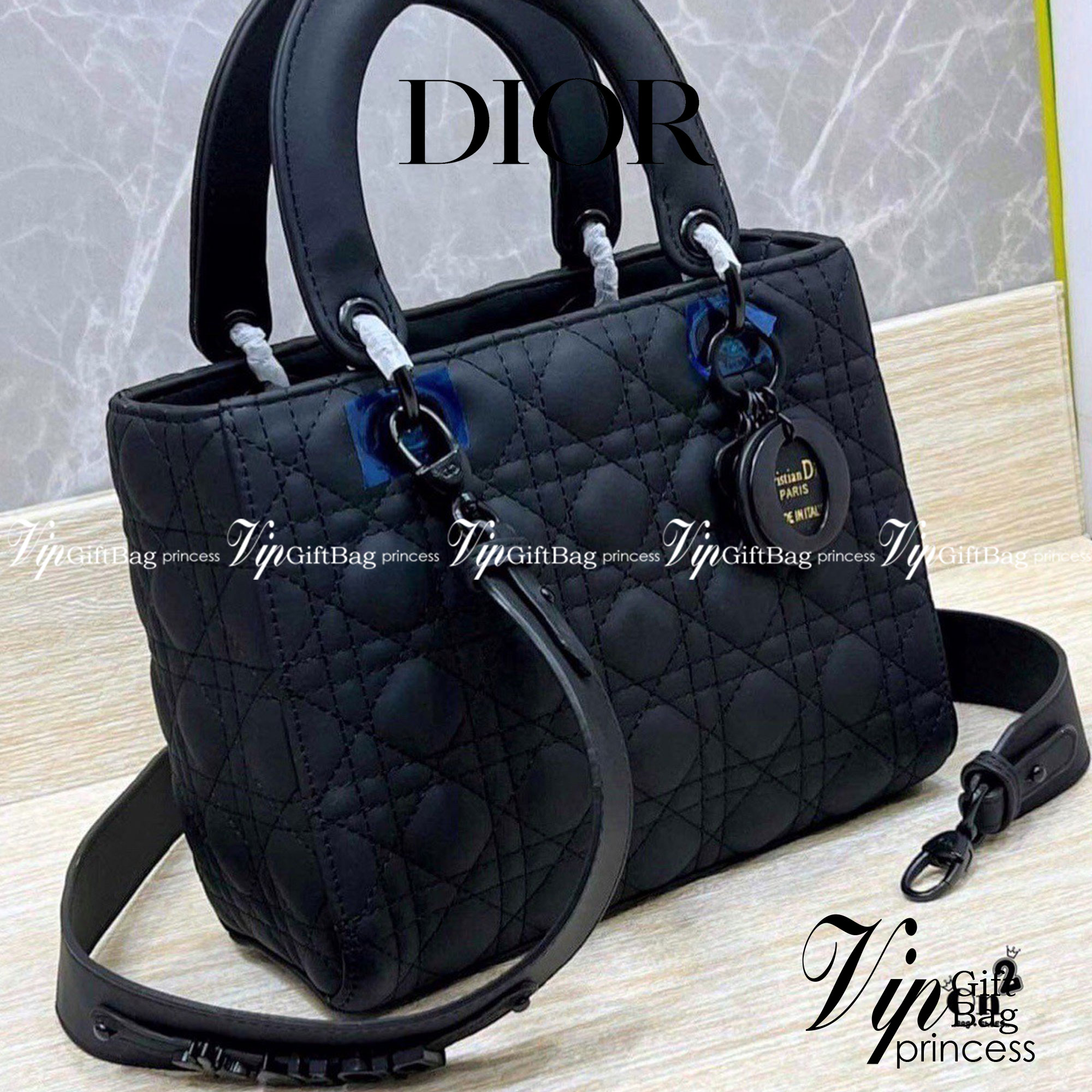 DIOR CD LADY BAG / Christian Dior Lady Dior Ultra-Matte Bag 9.5" ขนาดกำลังดี ใส่ของได้เยอะเลยค่ะ พร้อมส่ง 5 โทนสีพาสเทลหวานๆ น่ารักละมุน ตัวห้อยโลโก้โทนสีเดียวกับกระเป๋า น่ารักมากค่ะ ดีไซน์เรียบง่าย แต่แฝงไปด้วยความหรูหรา วัสดุหนังแท้ ทรงกล่องคลาสสิค