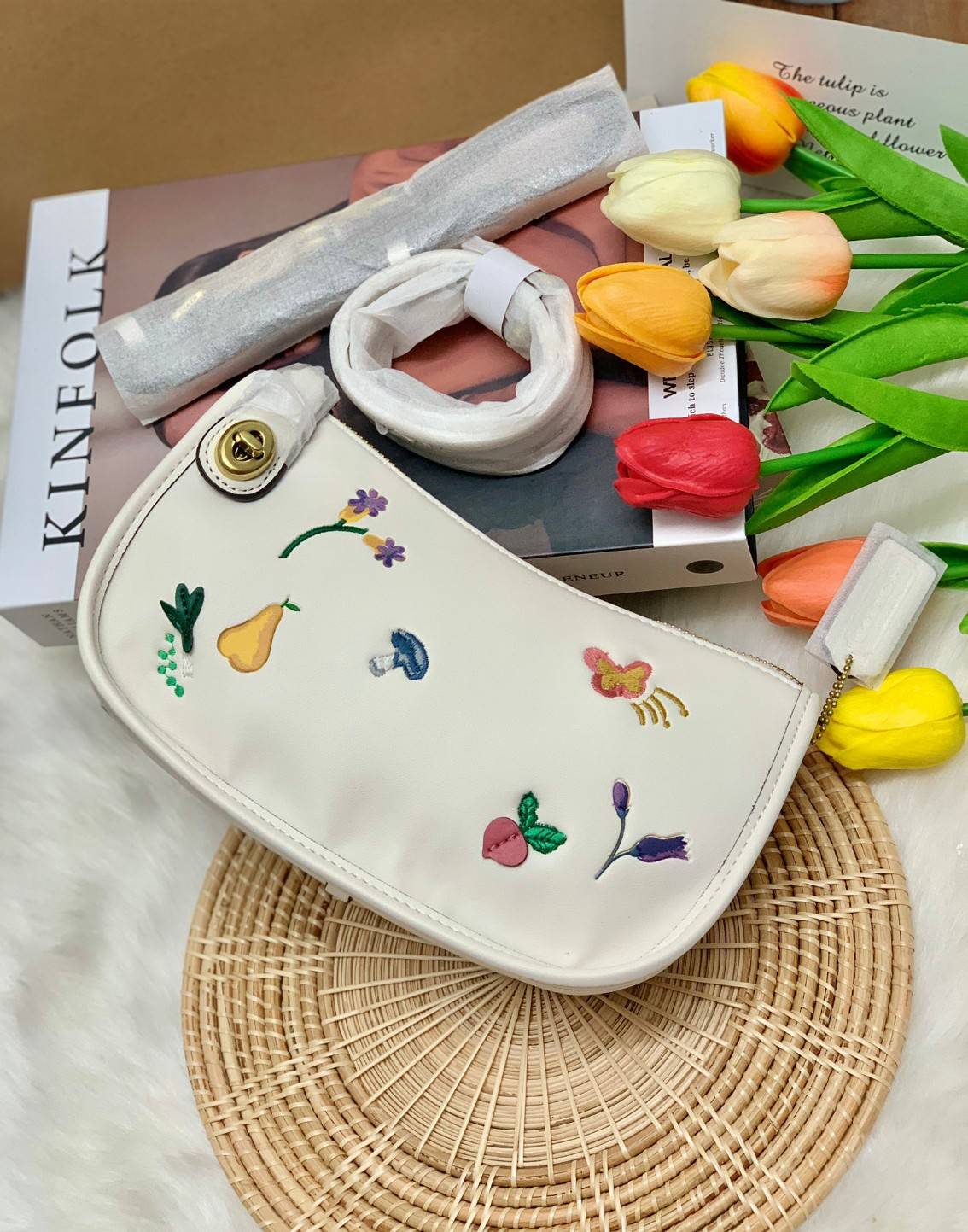 imited edition🌸 COACH C2766 SWINGER WITH GARDEN EMBROIDERY พร้อมส่งที่ไทย สวยก่อนใครชั่วโมงนี้ค่ะ💐 กระเป๋าหิ้ว//สะพายข้างได้ หนังแท้ หนังนิ่ม นุ่มมือดีมากๆค่ะ 🌸จุดเด่นด้านหน้าเป็นงานปักเน้นๆ3D สวยสะดุดตามากทีเดียวค่ะ เปิดปิดกระเป็า