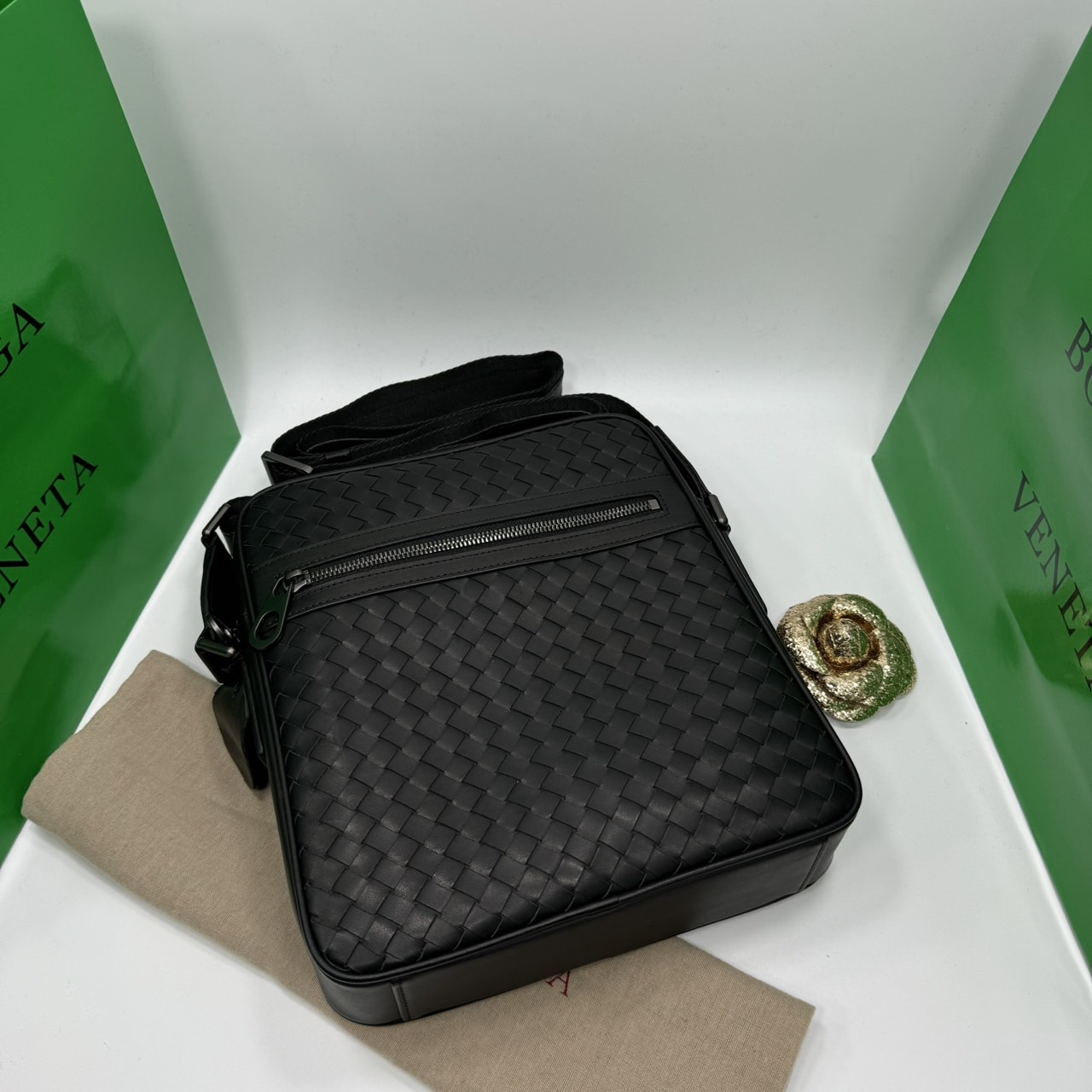 BOTTEGA Messenger Bag กระเป๋าสะพายเมสเซนเจอร์ ดีไซส์สานเป็นเอกลักษณ์ everyday look เอาใจหนุ่มๆ สวยเท่คลาสสิก เกรดออริ 1:1 ใช้งานต่างประเทศได้