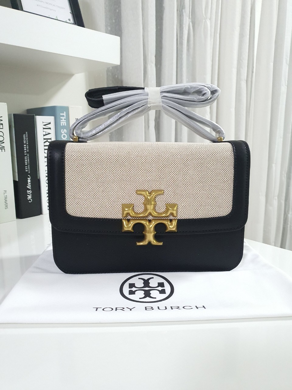 ของแท้ 💯% TORY BURCH ‘ELEANOR’ SHOULDER BAG กระเป๋าสะพายข้าง ไซส์กำลังน่ารัก วัสดุทำจากผ้าCanvas สลับหนังแท้ ฝาพับเปิดปิดด้วยแผ่นแม่เหล็ก มีช่องเล็กแยกอีกหลายช่อง ใส่โทรศัพท์ สมุดบัญชีได้
