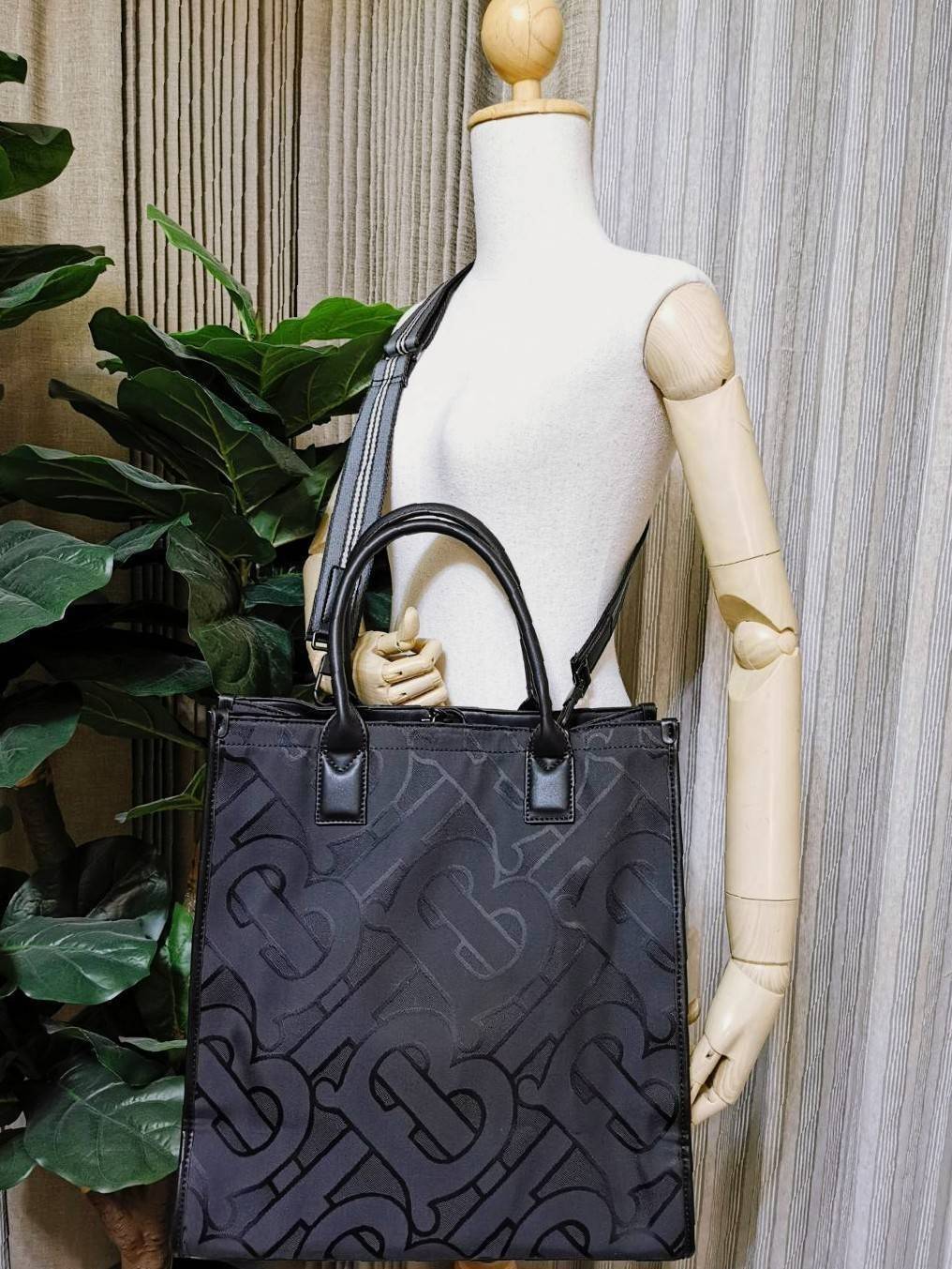 VIP 】ห้ามพลาด! พร้อมส่ง Rare Items! NEW ARRIVAL! BURBERRY FRAGRANCES MONOGRAM TOTE BAG VIP GIFT WITH PURCHASE (GWP) Limited Edition จาก BURBERRY PURFUME COUNTER วัสดุหนังแท้และ POLYAMIDE ขึ้นลาย TB Monogram ประดับโลโก้ด้านหน้า ใบใหญ่จุใจ ใส่หนังสือ เอกสาร