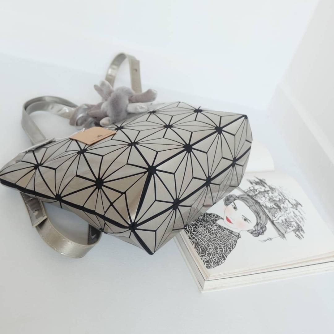 David Jones กระเป๋าสะพายข้างดีไซน์เกร๋มาก สีสวยหรูมาก ขนาดกะลังดีเลย น้ำหนังเบามากคะ สีใหม่ Bright gold