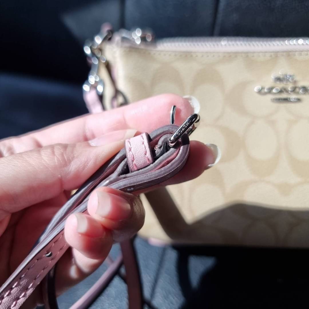 COACH F58321 TOP HANDLE POUCH อีกรุ่นฆ่าไม่ตาย!! 😎 ขายดีขายหมด ขายรวยขายปังๆ!! กระเป๋าพอชจากโค้ช ทรงใช้งานง่าย สะดวก กะทัดรัด วัสดุหนังแคนวาสเคลือบคุณภาพดี มาพร้อมสายคล้องในตัว และสายสะพาย crossbody ปรับเปลี่ยนได้ตามสไตล์ อีกหนึ่งไอเท็มที่สาวๆต้อง