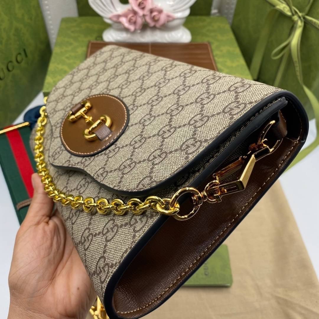 GUCCI Horsebit GG Supreme Monogram Crossbody Bag 26cm กระเป๋าทรงสี่เหลี่ยมผืนผ้าไซส์กำลังน่ารัก ใช้งานได้คล่องแคล่ว ลวดลาย GG Monogram มองกี่รอบก็สวยคลาสสิกไม่มีเบื่อ