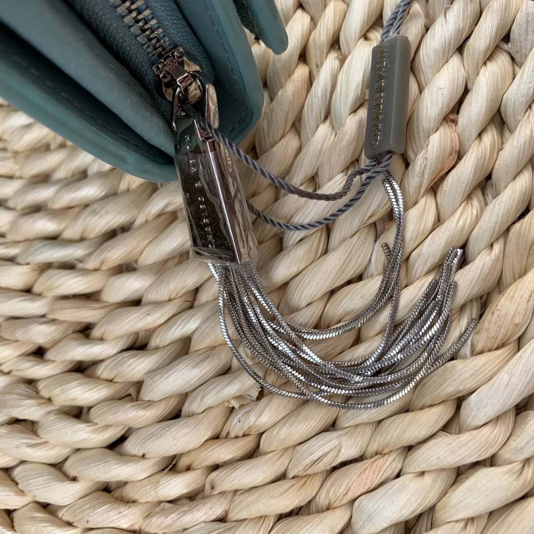 ของแท้ 💯% CHARLES & KEITH METAL TASSEL CLASSIC LONG WALLET กระเป๋าเงินใบยาวรุ่นพู่ยอดฮิต!! หนังพิมพ์ลายคาร์เวียร์ใช้ทน ด้านหลังมีช่องใส่บัตร/แบงค์ได้