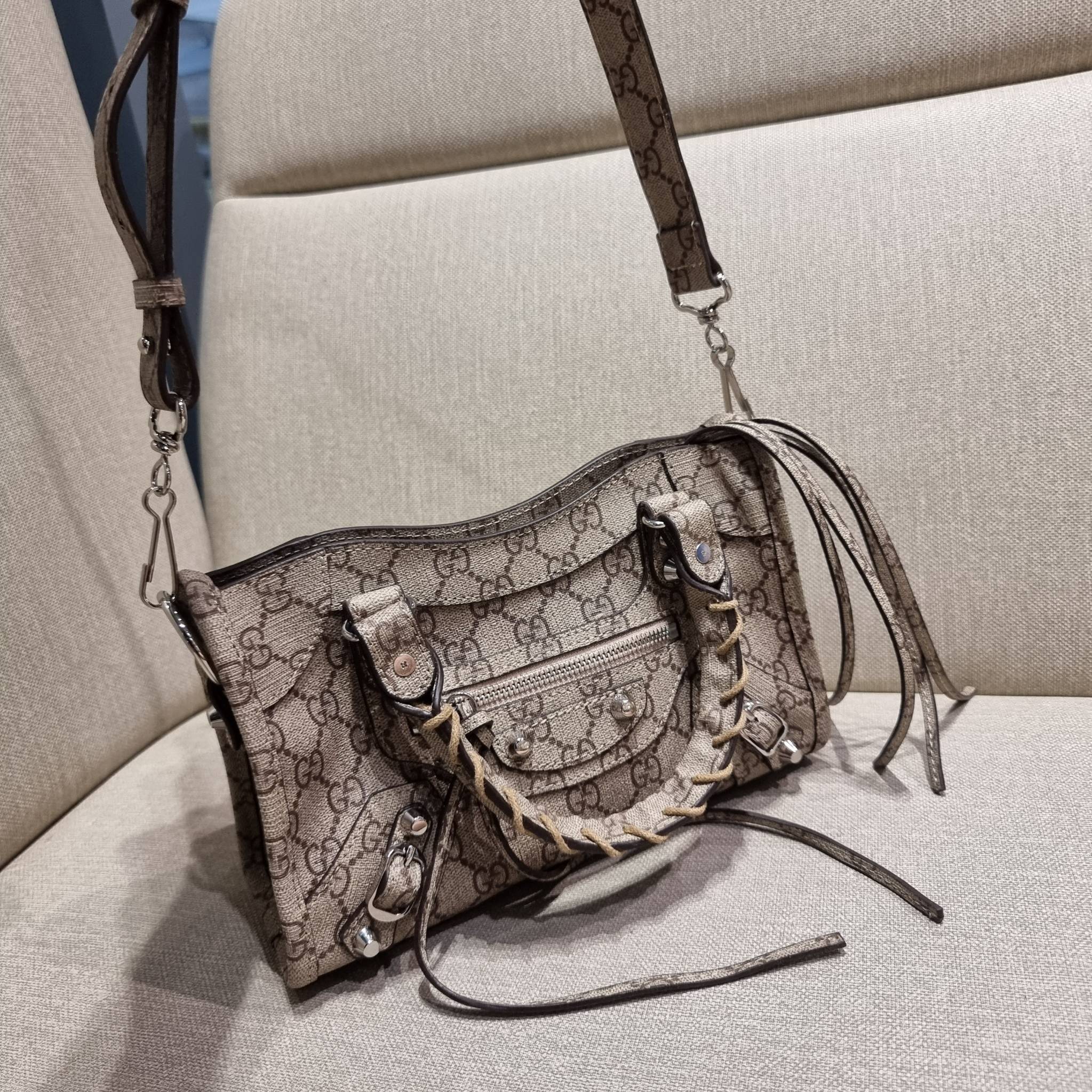 ไซส์ใหม่ กับรุ่นคอลแลบอีกหนึ่ง ที่ฮอตติดลมไม่เลิก!! Gucci×Balenciaga neo classic small bag กระเป๋าถือ/สะพายข้างที่โดดเด่นในสไตล์ที่ไม่ซ้ำ ไม่เกร่อ ดีไซน์มีกิมมิคและลูกเล่นแพรวพราว ทั้งหนังรูดซิป ทั้งหูจับ ทั้งความตกแต่ง มีดีเทลอัพราคาไปหมด วัสดุหนังแคนวาส