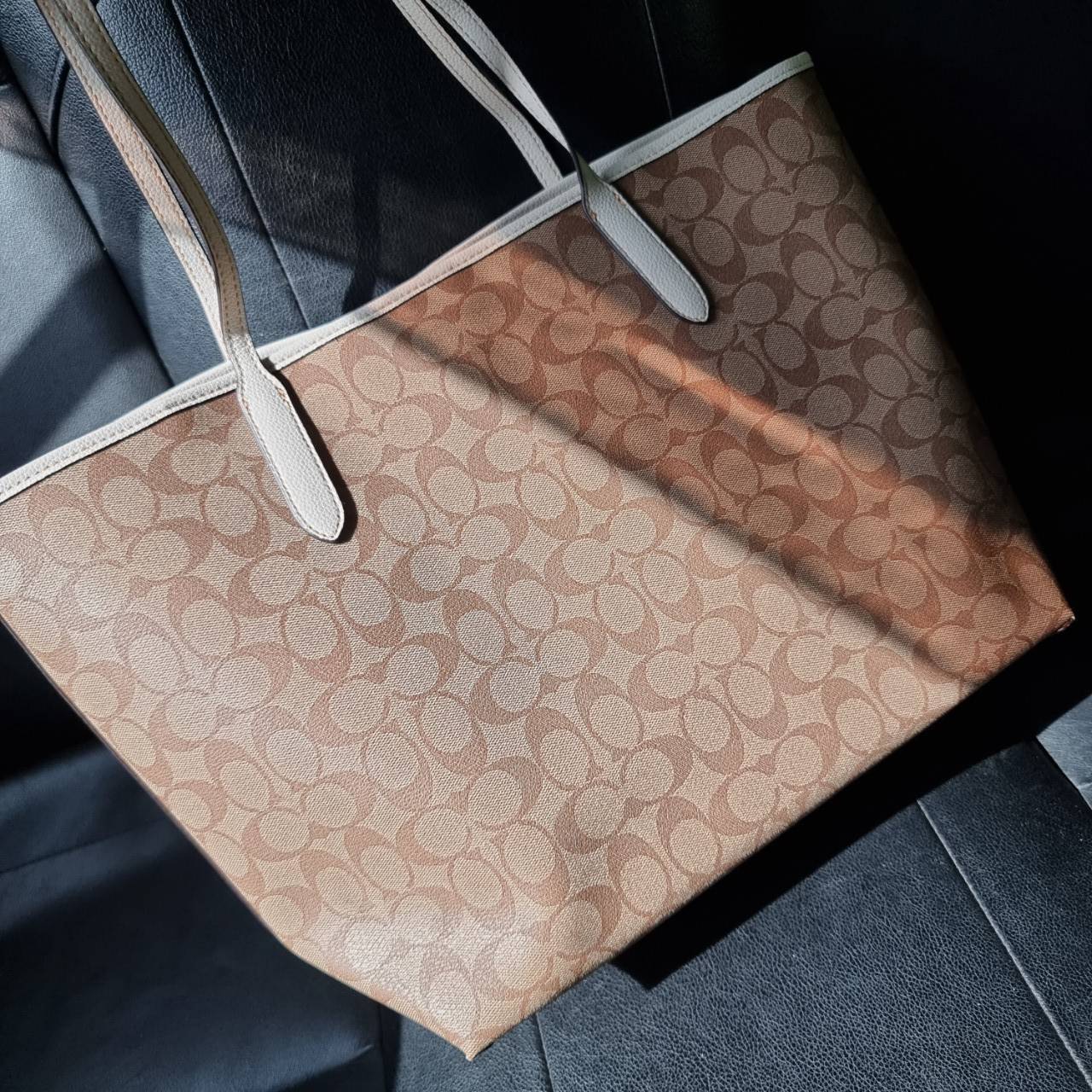 COACH C4292 COACHxPEANUTS CITY TOTE IN SIGNATURE CANVAS WITH VARSITY PATCHES กระเป๋าทรงโท้ทใบใหญ่ กับคอลเลคชั่นคอลแลบใหม่ล่าสุด น่ารักด้วยเหล่าผองเพื่อนสนู้ปพี สวยโดดเด่นมากๆ ใบนี้ใส่ของได้ของครบครัน จุได้แบบไม่ต้องกลัวเต็ม!! วัสดุหนังแคนวาสคุณภาพดี ปากกร