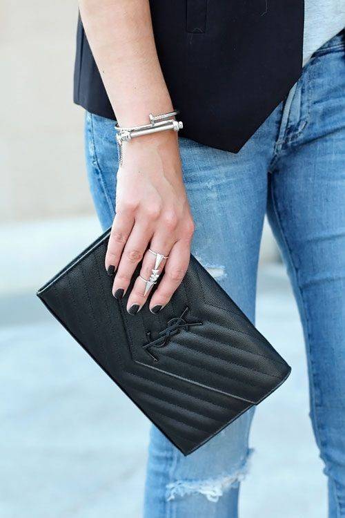 ไม่เคยผิดหวังจริงๆ!! กับรุ่นที่สาวๆรู้กัน Yves Saint laurent clutch bag with chain กระเป๋าสะพายทรง woc สุดฮอต ดีไซน์เรียบหรู โดดเด่นด้วยโลโก้ด้านหน้า เพิ่มดีเทลความผู้ดี วัสดุหนัง pepble ทนทาน ใช้งานง่ายเพียงแค่เปิด-ปิดด้วยกระดุมแม่เหล็ก ภายในแบ่งสัดส่วนไ