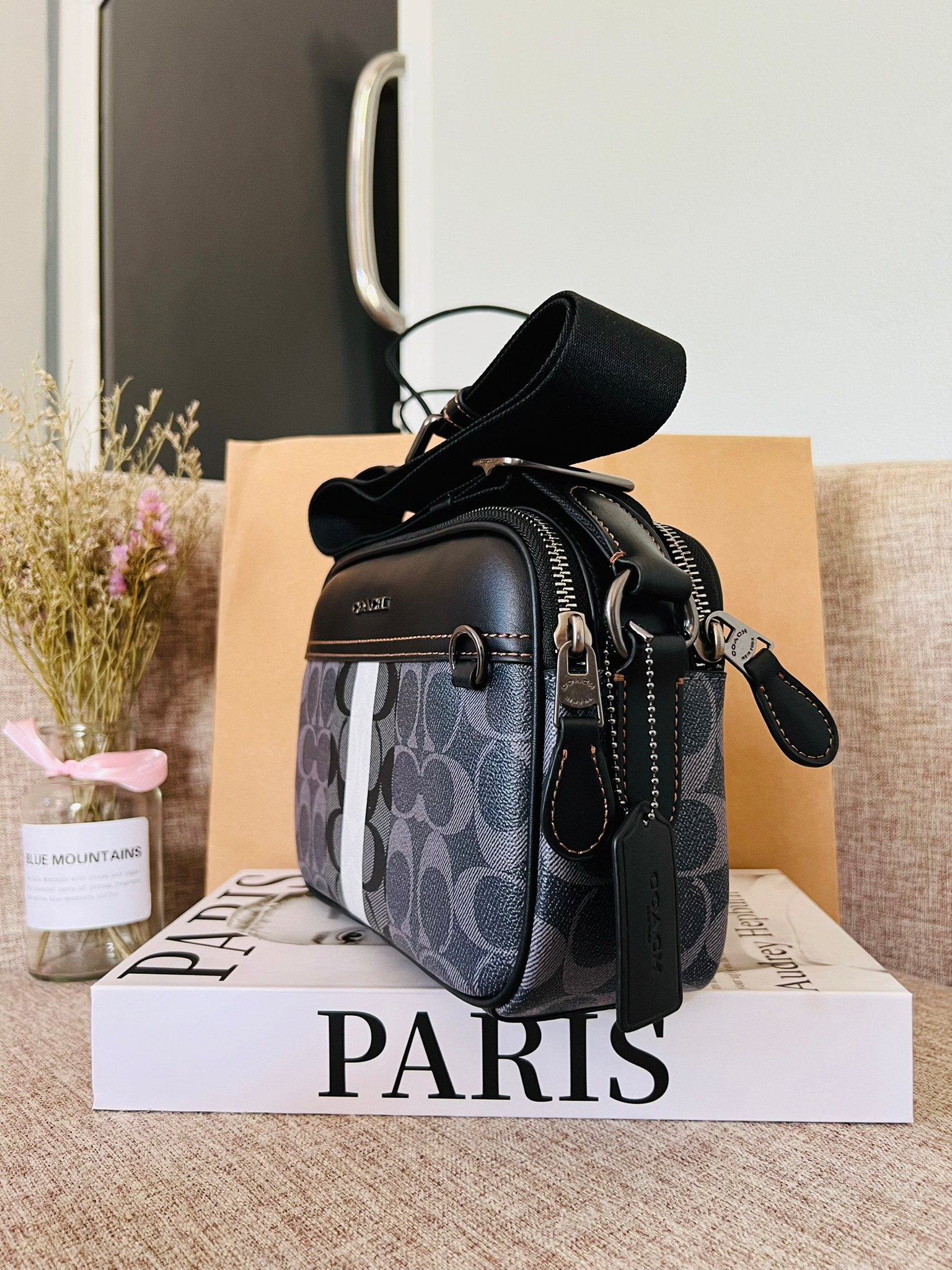 COACH Graham Crossbody In Blocked Signature C9965 กระเป๋าสะพายข้างผู้ชาย กระเป๋าผ้าเคลือบซิกเนเจอร์และหนังอย่างดี ภายในกระเป๋าเอนกประสงค์ ปิดซิปคู่ ซับในผ้า กระเป๋าสลิปด้านนอก สายปรับได้ยาว 25 นิ้ว สำหรับสะพายไหล่หรือสะพายข้าง