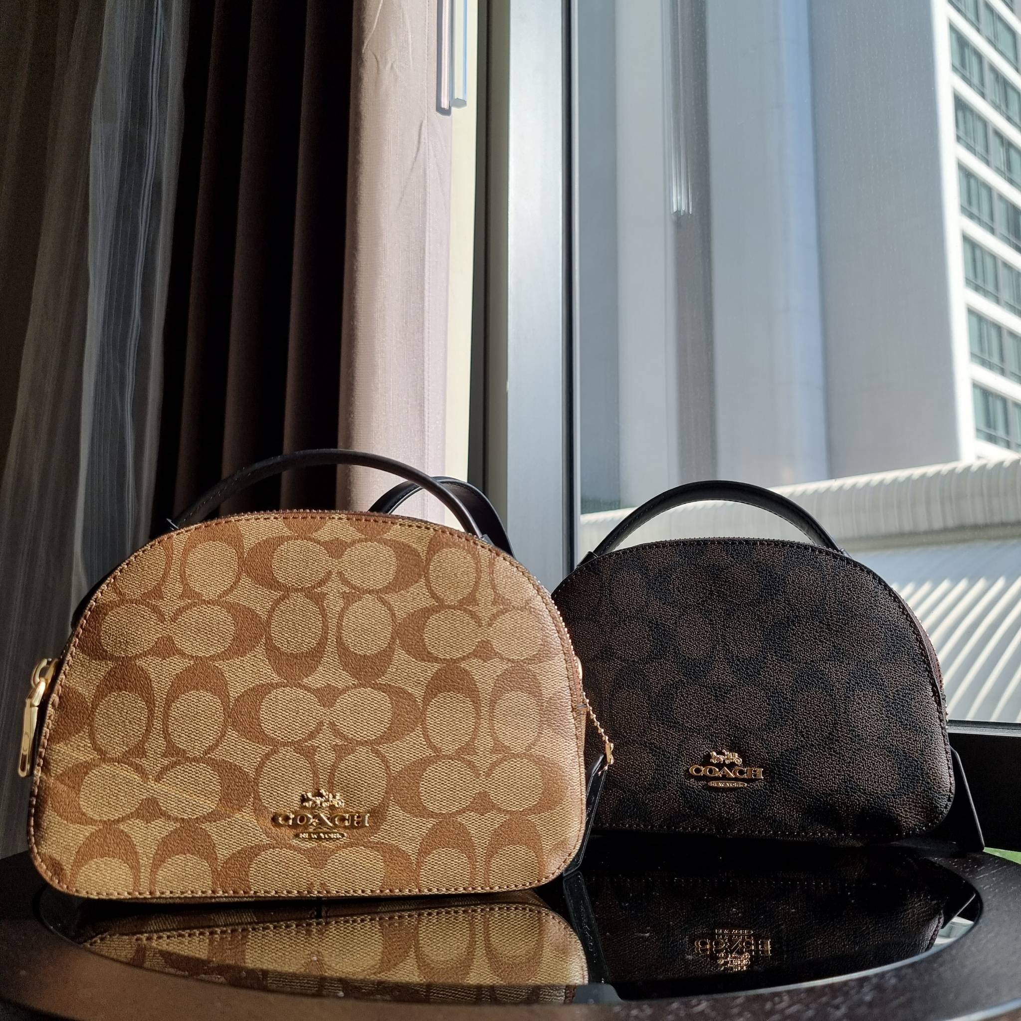 OUTLET 】COACH 1591 SERENA SATCHEL IN SIGNATURE CANVAS กระเป๋าสะพายคอลเลคชั่นยอดฮิต ดีไซน์ลุคผู้ดี ต้องยกให้น้องใบนี้เลย!! จัดสีขายดี สีลุคคุณหนูมาให้ สวยตาแตก!! วัสดุหนังแคนวาส เปิด-ปิดด้วยซิป 2 ช่องหลัก ภายในเป็นช่องโล่ง เก็บของได้แบบสบายๆ ใส่มือถือได้ทุ