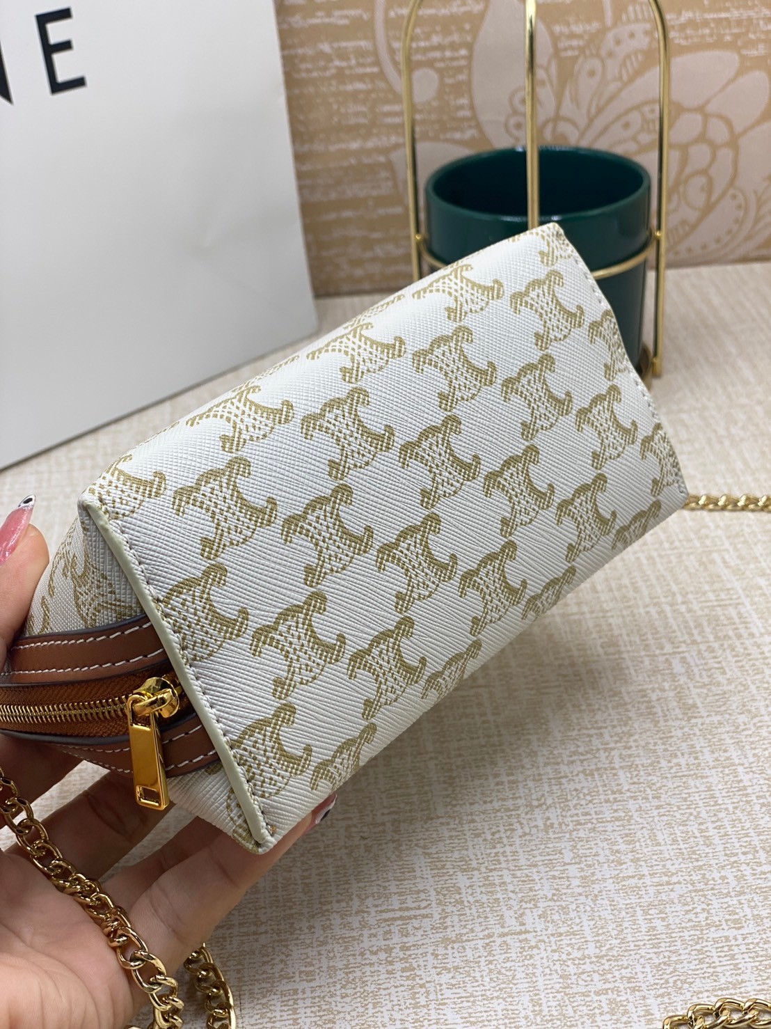 CELINE POUCH 16cm / CELINE TRIOMPHE Triumphal Arch Canvas / CELINE CLUTCH WITH CHAIN ภาพถ่ายจากสินค้าจริง พร้อมส่งที่ไทย ใช้งานต่างประเทศได้ กระเป๋าคลัทช์ดีไซน์เรียบหรูออกแบบมาได้อย่างลงตัว