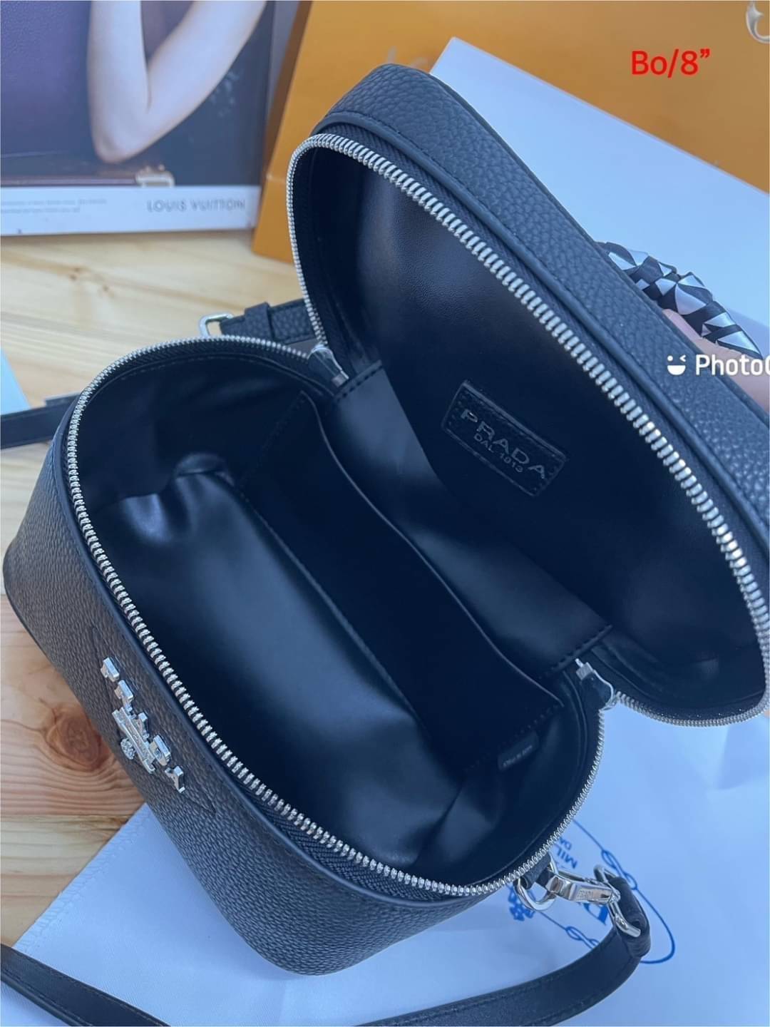 PRADA BOX Leather Shoulder Bag กระเป๋าทรงกล่อง ดีไซน์ยูนีค ไม่ซ้ำ สวยมีสไตล์ มีหูจับในตัว และสายสะพายข้างมาให้ ภายในเป็นช่องโล่ง จัดไปเท่ก่อนใครได้เลย