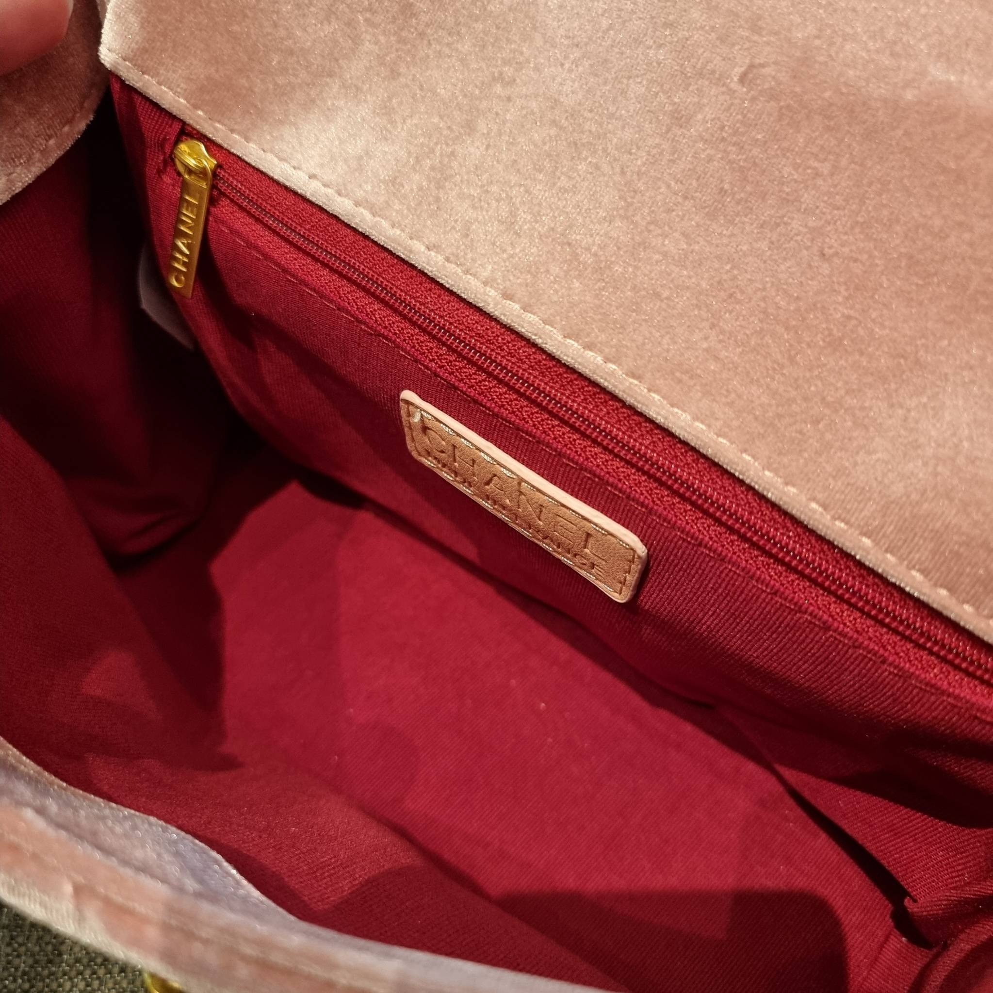 ไม่มองไม่เหลียวไม่ได้แล้ว!! ความหรูที่โดดเด่นจากผ้ากำมะหยี่ สร้างดีเทลผู้ดี ลูกคุณมากๆ Chanel vip boutique กระเป๋าสะพายจาก duty free ในราคาสุดประหยัด!! ดีไซน์เลิศ ตกแต่งด้วยโซ่ทูโทน ลงตัวแบบไม่มีที่ติ เปิด-ปิดด้วยตัวบิดล็อค ภายในโล่งกว้าง ใส่กระเป๋าสตางค์