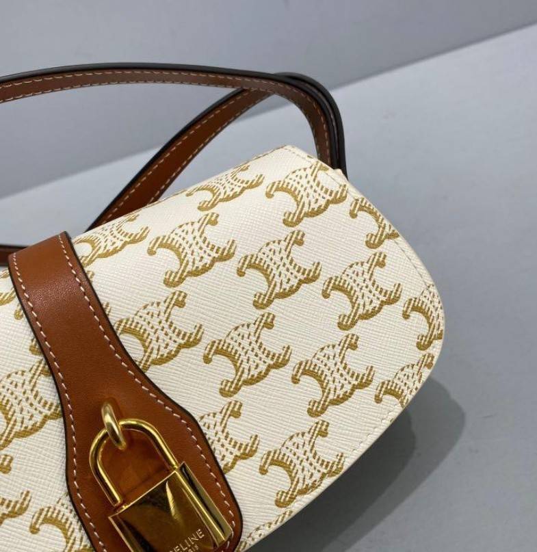 VIP 】CELINE TABOU CLUTCH BAG CELINE MINI CROSSBODY BAG (GWP) วัสดุ Triomphe Canvas หนังสวยอยู่ทรงกันน้ำได้ ขนาดกำลังน่ารัก การออกแบบที่เน้นความเรียบแต่หรู มาพร้อมสายสะพายสั้นและสายสะพายยาว สำหรับสะพายไหล่ สายปรับระดับสั้น-ยาวได้ (ถอดไม่ได้) โดดเด่นที่ด้าน