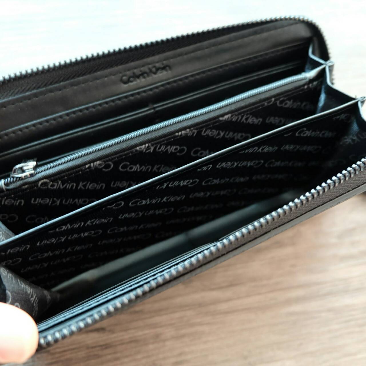 Calvin Klein Long Wallet กระเป๋าสตางค์ใบยาวซิปรอบ ภายในมีช่องใส่ธนบัตร ช่องใส่บัตรหลายช่อง และช่องซิปสำหรับใส่เหรียญ จะมอบเป็นของขวัญ หรือใช้เองก็แนะนำเลยค่ะ
