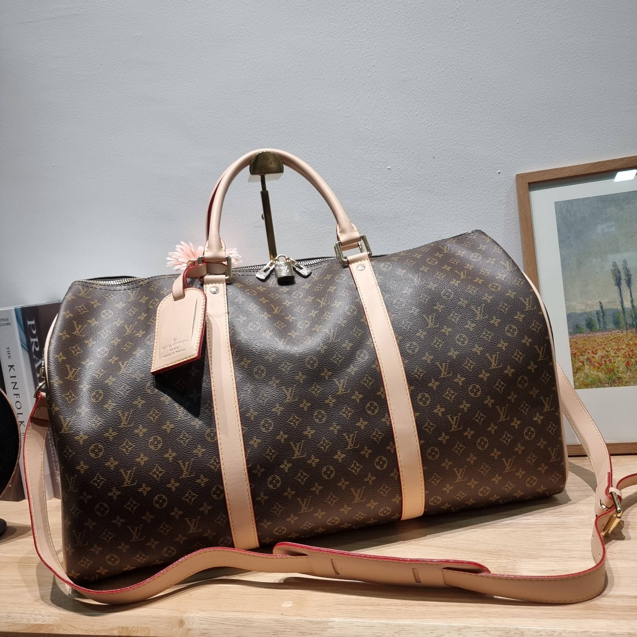 LV KEEPALL BANDOULIERE กระเป๋าเดินทางสุดคลาสสิค ทึ่ใครๆก็เฝ้ารอ ไอเท็มที่จะทำให้การเดินทางไม่ธรรมดาอีกต่อไป ด้วยดีเทลความเป็นเอกลักษณ์ เรียบแต่หรู วัสดุหนังแคนวาสคุณภาพดี ลวดลายโมโนแกรม เปิด-ปิดด้วยซิปแน่นหนา มีกุญแจล็อคได้ มีสายสะพายครอสให้ ภายในโล่งกว้า