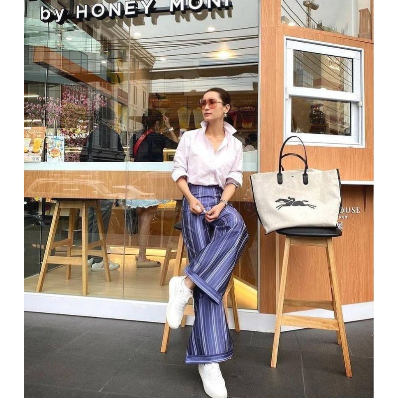 LONGCHAMP ESSENTIAL TOILE SHOULDER BAG L ECRU กระเป๋าสะพายข้าง รุ่นใหม่ล่าสุดทรงฮิต!! ฮิตกันมากๆในเหล่าบรรดาเซเลป วัสดุ Cotton Canvas & Grained cowhide ด้วยดีไซน์ทรงสวยคลาสสิค ขนาดกำลังดีเนื้อหนา ตั้งอยู่ทรง น้ำหนักเบา