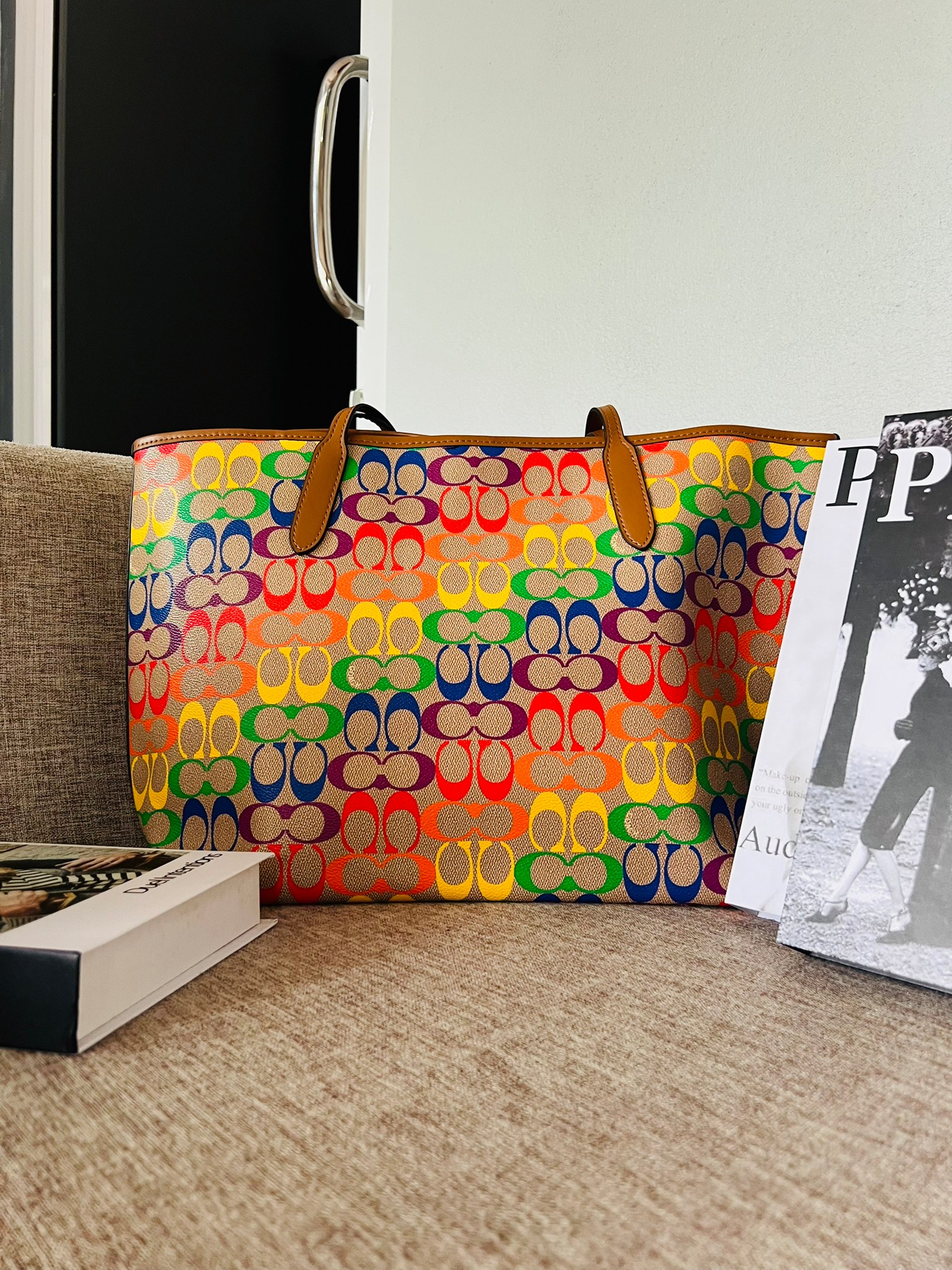COACH CITY TOTE IN RAINBOW SIGNATURE CANVAS C4181 กระเป๋าสะพายข้างทรงโท้ทใบใหญ่ หนังลาย C สกรีนลายโค้ช รุ่นนี้ ปากกระเป๋าไม่มีชิป มีกระดุม แม่เหล็ก ด้านในมีช่องซิปไว้ใส่กระเป๋าเงินได้คะ เป็น รุ่นยอดนิยมคะ จุของได้เยอะมาก