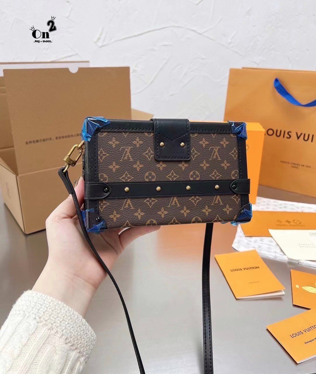 Louis vuitton trunk monogram / LV TRUNK CLUTCH 8" vip mirror ภาพถ่ายจากงานขายจริง กระเป๋าสะพายลายโมโนแกรมทรงกล่อง เปิดได้รอบ งานสวยเป๊ะมากค่ะ สวยรุ่นนี้ดาราใช้กันเยอะผู้หญิงสะพายได้ ผู้ชายสะพายดี ใครรออยู่รอบนี้ห้ามพลาดน้า