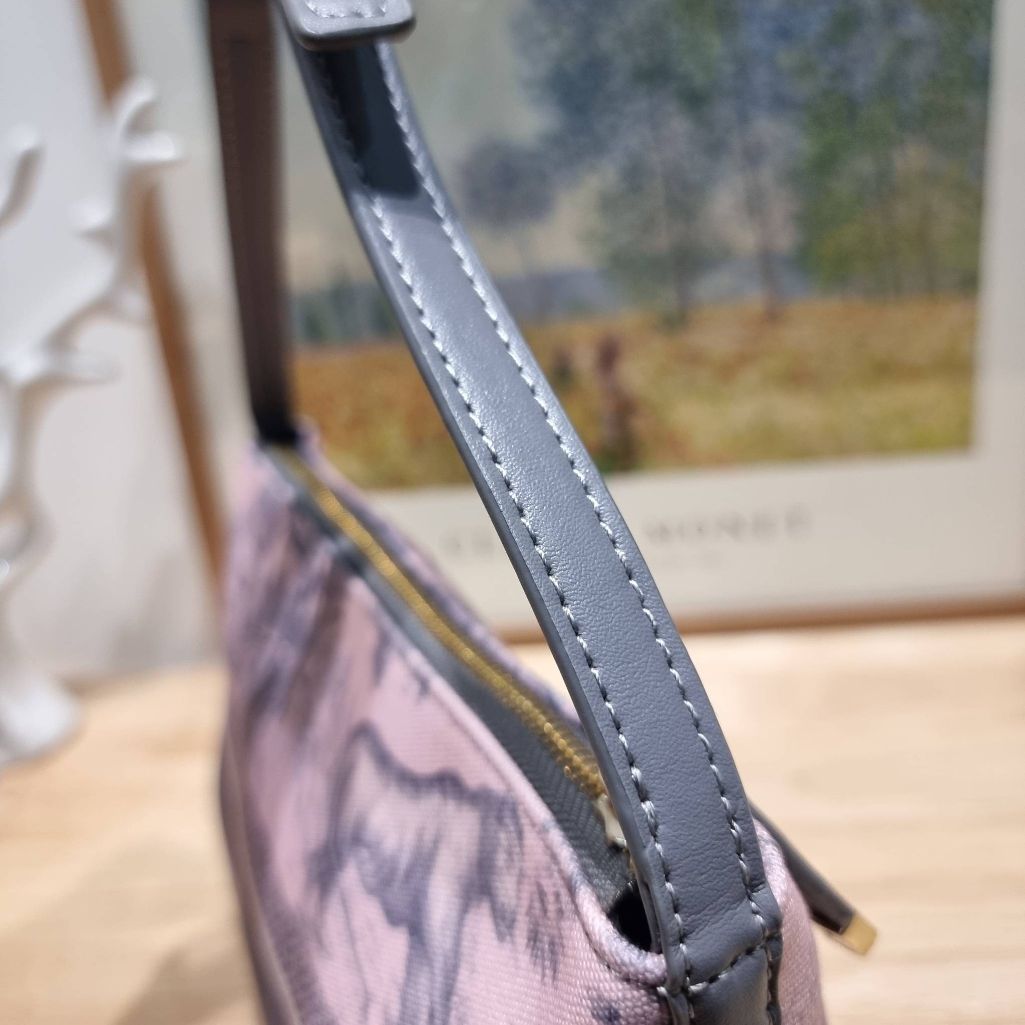 Dior travel nomad pouch / DIOR POUCH BAG พร้อมส่ง กระเป๋าทรงพอช ขนาดกำลังดี ดีไซน์ให้เป็นได้ทั้งกระเป๋าพกพาเอนกประสงค์ เวลาไปท่องเที่ยว หรือจะใช้เป็นกระเป๋าหลักพกของสำคัญก็ได้