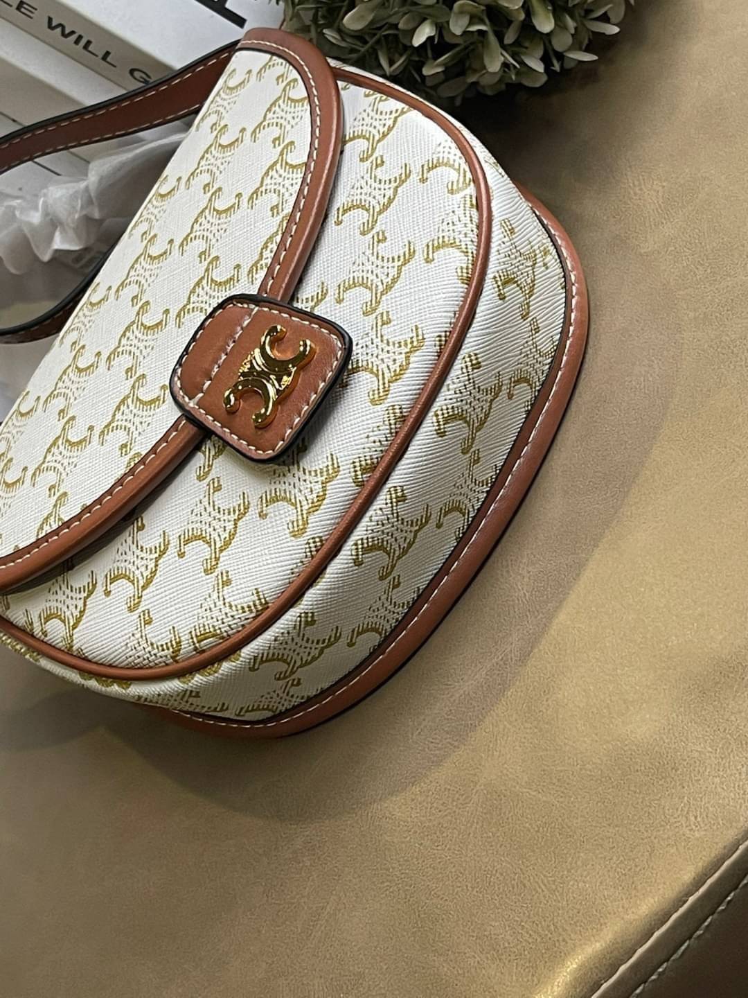 CELINE MINI BESACE IN TRIOMPHE CANVAS หรูหราไปกับกระเป๋าหนังแคนวาสลาย triompe ด้วยขนาดที่กะทัดรัดและดีไซน์ที่เรียบหรูนี้ จึงสามารถนำไปแมทช์กับการแต่งตัวได้ง่าย ไม่ว่าจะเป็นสไตล์การแต่งตัวเท่ ๆ จนถึงสไตล์การแต่งตัวน่ารัก ๆ เพิ่มความหรูหราและโดดเด่นด้วยการต