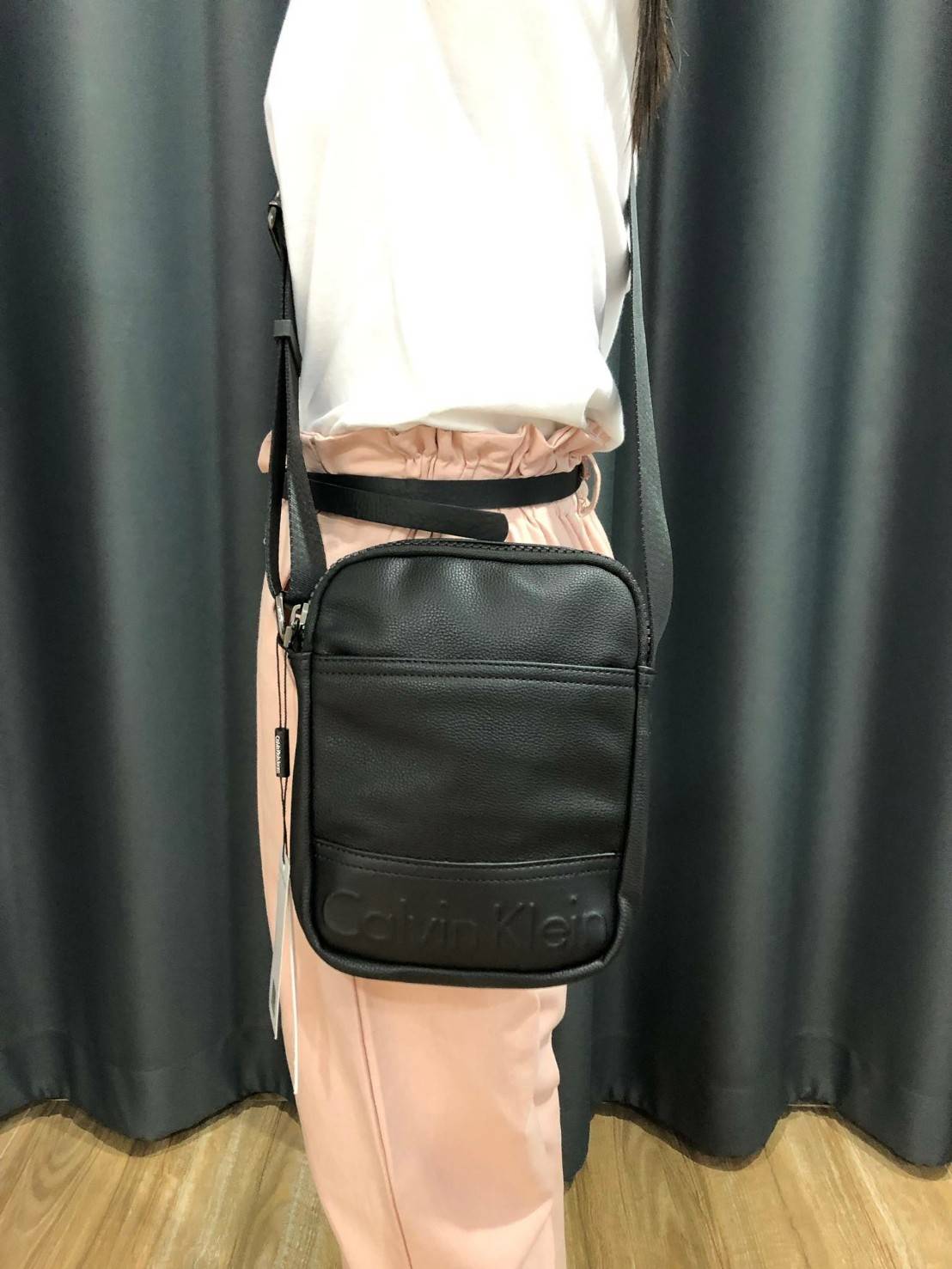 CALVIN KLEIN JEANS CROSSBODY BAG กระเป๋าสะพายจาก Calvin Klein Jeans วัสดุหนังpuคุณภาพดีเนื้อนิ่ม น้ำหนักเบา กันน้ำ ด้านหน้ามีปั้มโลโก้ เปิดปิดด้วยซิปสะดวกใช้ หัวซิปแบรนด์ ด้านหน้ามีช่องโล่งไว้ใส่ของหยิบใช่สะดวก ภายในมีโลโก้เเละช่องโล่ง ใส่กระเป๋าสตางค์ใบย