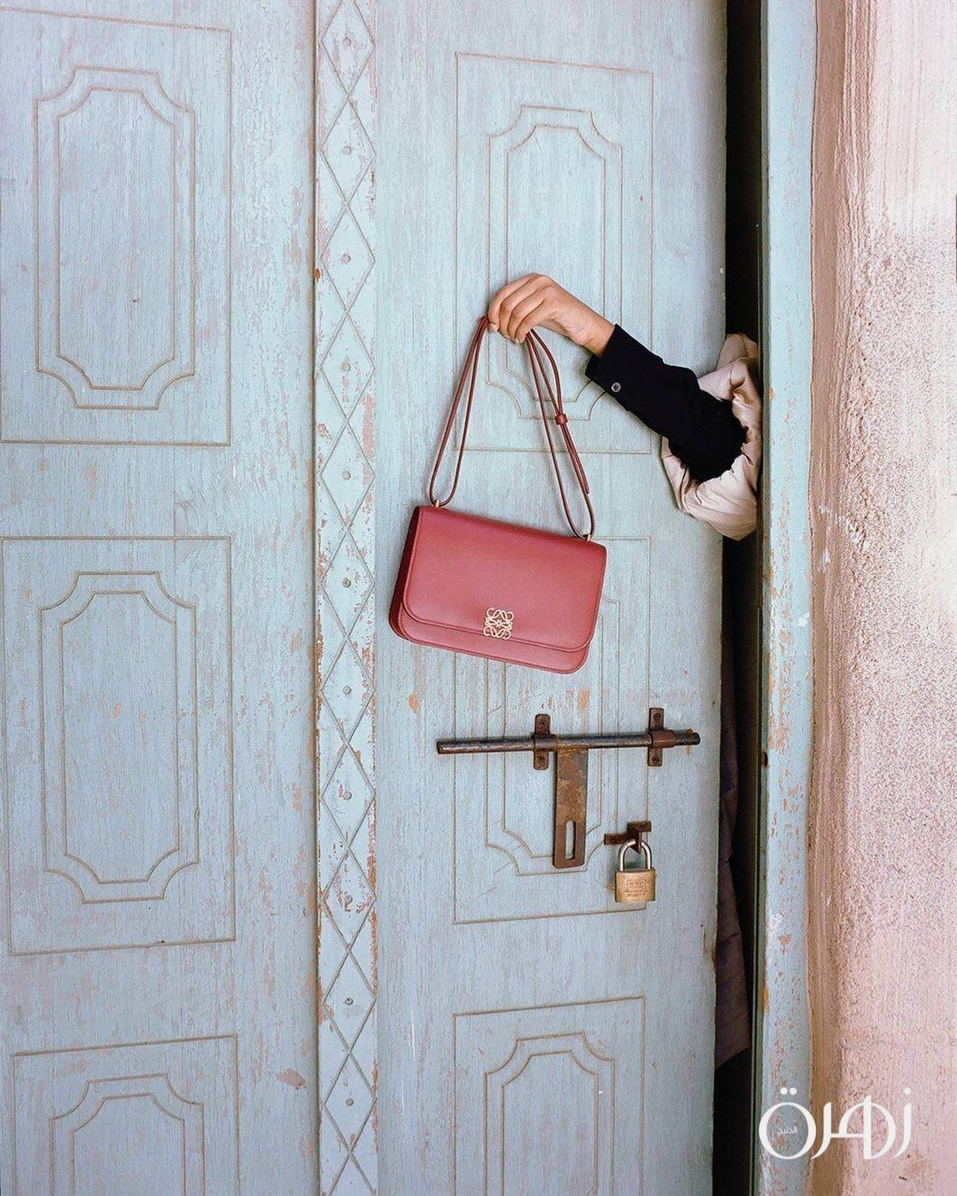 LOEWE CROSSBODYBAG VIP GIFT WITH PURCHASE (GWP) กระเป๋าสะพายพรีเมี่ยมกิ๊ฟ Limited Edition จากน้ำหอม LOEWE DUTY FREE วัสดุหนังแท้ Calf Leather หนังเรียบสวยอยู่ทรงดีไซน์สุดคลาสสิค เปิดปิดด้วยฝาปิดโลโก้แบรนด์อะไหล่ทองหรู ภายในมีช่องแบ่งหลายช่องแยกเป็นสัดส่วน