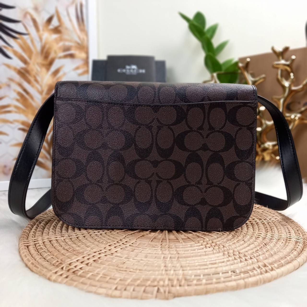 COACH BRYNN FLAP CROSSBODY IN SIGNATURE CANVAS (COACH C5633)🍁สวยหรู ทะลุ เกินเบอร์มาก//กระเป๋าสะพายข้าง หรือจะถือเป็นครัชก็เก๋แบบเลิศๆ>> มีสายยาวถอดได้ ปรับระดับได้ //วัสดุหนังแคนวาส ตกแต่งดีเทลหรูด้วยหนังแท้ และอะไหล่สีทอง งานสวย คมกริบ //เ