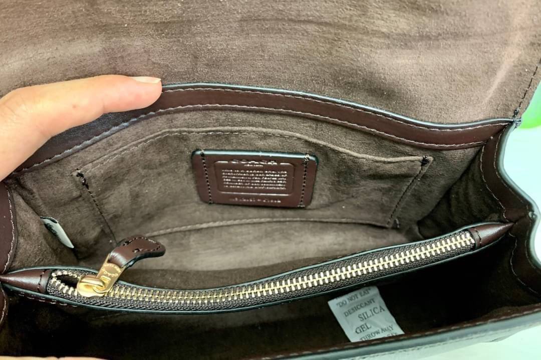 COACH TILLY SATCHEL 23 ((C1802//C1439/C1435)) พร้อมส่งที่ไทยทันทีค่ะ! กระเป๋าสะพายครอสบอดี้ร์หรือหิ้วก็เก๋ไปอีกค่ะ หนังแท้สวยงาม เปิดปิดกระเป๋าแบบหมุนล็อค ภายในมี2ช่องหลัก ใส่กระเป๋าเงินใบกลางได้;มือถือได้ทุกรุ่น;ของจำเป็นสาวๆได้ครบค่ะ;มีช่องซิปกลางและช่อ