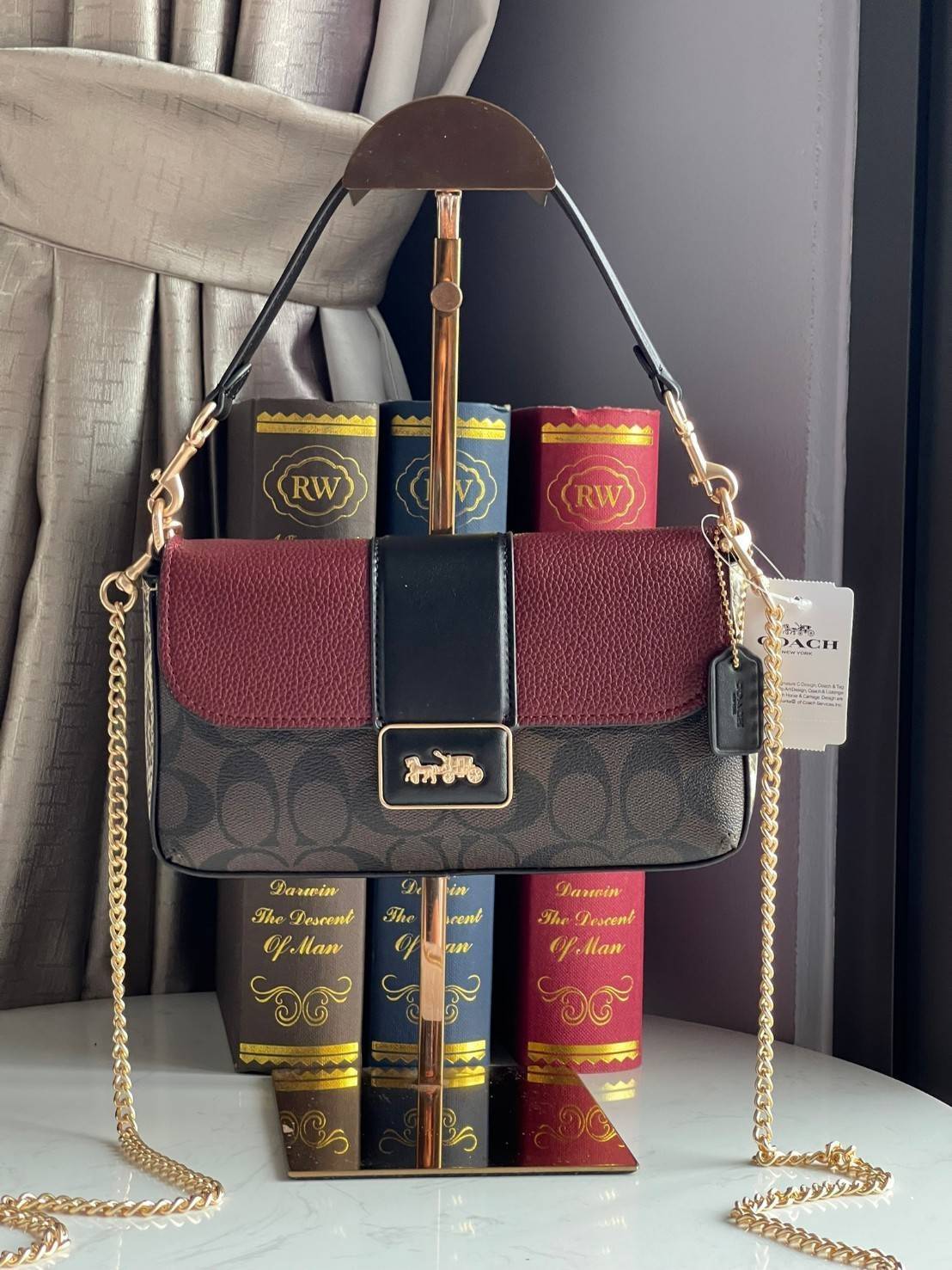 Coach grace series carriage logo handbag slingbag shoulderbag F2232 กระเป๋ามาพร้อมดีไซน์ที่ดูหรูหรา มีเอกลักษณ์เป็นที่จดจำได้ง่าย รวมถึงมีสีสันให้เลือกหลากหลายจึงครองใจสาว ๆ ได้ไม่ยาก โดยกระเป๋าออกแบบให้มีลักษณะเป็นกระเป๋าสะพายไหล่ทรงเหลี่ยมสุดคลาสสิก ที่