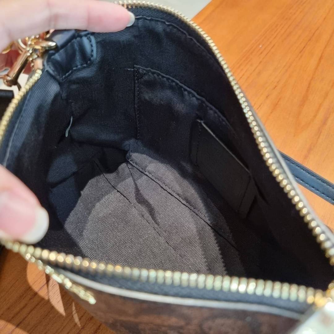 COACH F58321 TOP HANDLE POUCH อีกรุ่นฆ่าไม่ตาย!! 😎 ขายดีขายหมด ขายรวยขายปังๆ!! กระเป๋าพอชจากโค้ช ทรงใช้งานง่าย สะดวก กะทัดรัด วัสดุหนังแคนวาสเคลือบคุณภาพดี มาพร้อมสายคล้องในตัว และสายสะพาย crossbody ปรับเปลี่ยนได้ตามสไตล์ อีกหนึ่งไอเท็มที่สาวๆต้อง