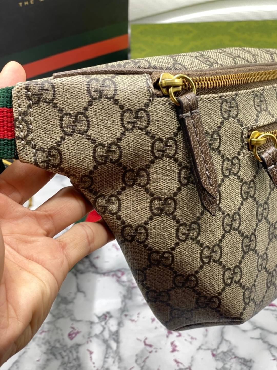 หนังแท้ GUCCI Belt Bag / GG Belt Bag / GG Supreme Belt Bag ไอเท็มที่หนุ่มๆเรียกร้อง กระเป๋าคาดอก/คาดเอว สายสะพายปรับได้ สายสปอร์ต สายแคมป์ปิ้ง หรือจะสายไหน ใบนี้ตอบโจทย์ทุกลุค ง่ายๆเท่ๆ สุดคุ้ม!! ภาพสินค้าถ่ายจากงานขายจริง ใช้งานต่างประเทศได้ค่ะ