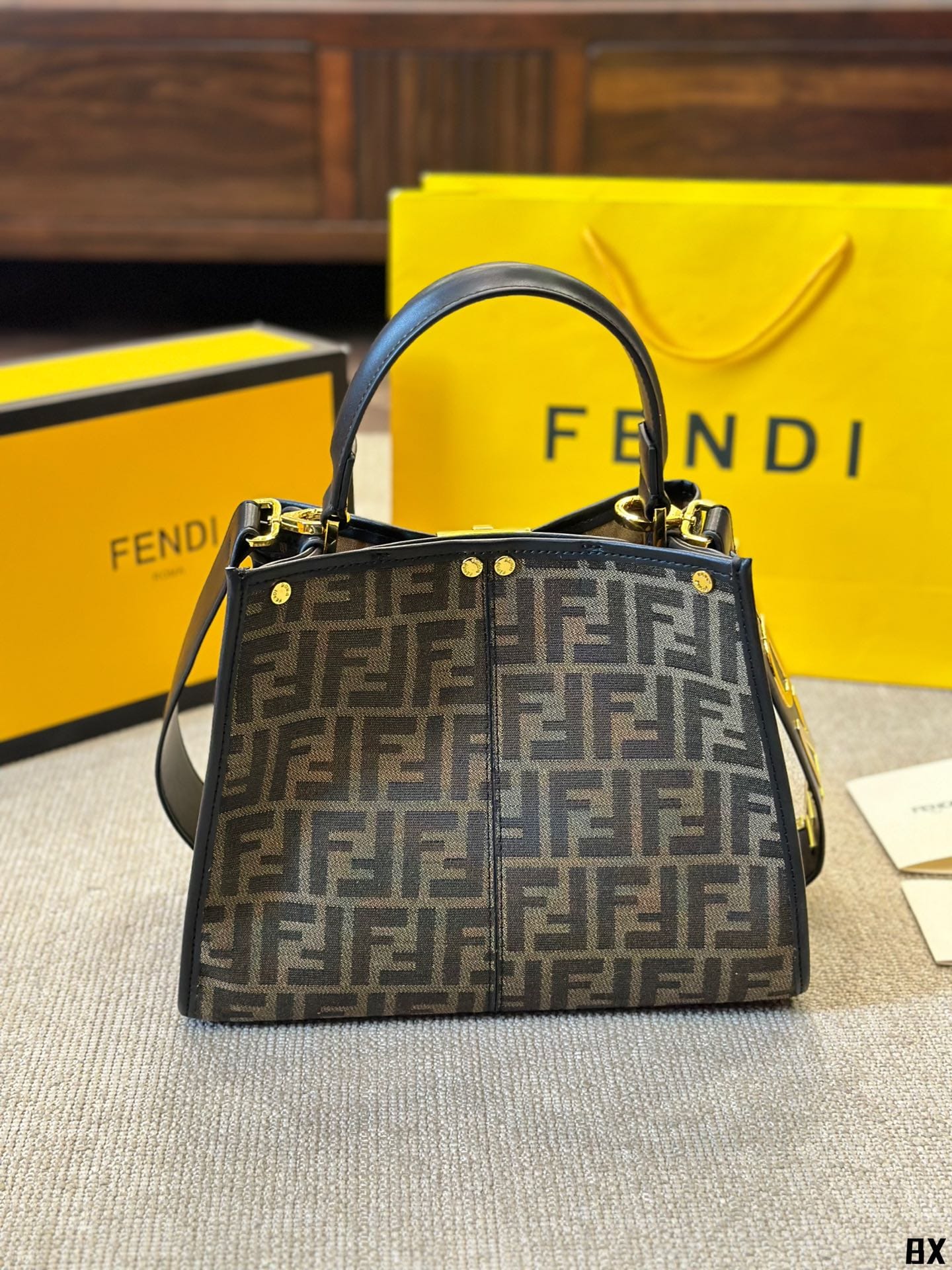 FENDI PEEKABOO XLITE TOTE Canvas Monogram Bag กระเป๋าทรงโท้ท ดีไซส์เป็นเอกลักษณ์ รุ่นหายาก ทรงสวยหรู ดูแพงเกินเบอร์!!
