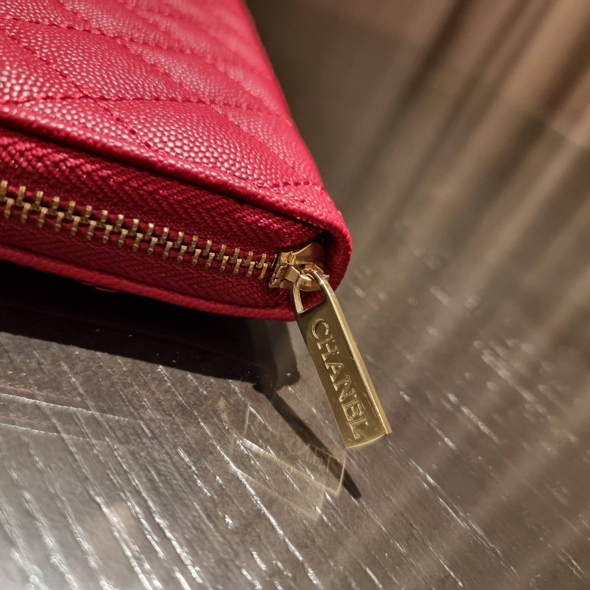 VIP 】กระเป๋าสตางค์ใบยาวรุ่นซิปรอบ สวยรับทรัพย์จาก Chanel วัสดุหนังลายคาร์เวีย ใช้แล้วขับผิวสุดๆ เปิด-ปิดด้วยซิปรูดรอบใบ ใช้งานง่าย ภายในกระเป๋ามีช่องใส่บัตรได้ ใส่ธนบัตรหรือเหรียญได้ มีช่องซิปแยกอีกหนึ่งช่อง ดีไซน์เรียบหรูแบบนี้ สาวๆห้ามพลาดกันน้า!! ซื้อใ