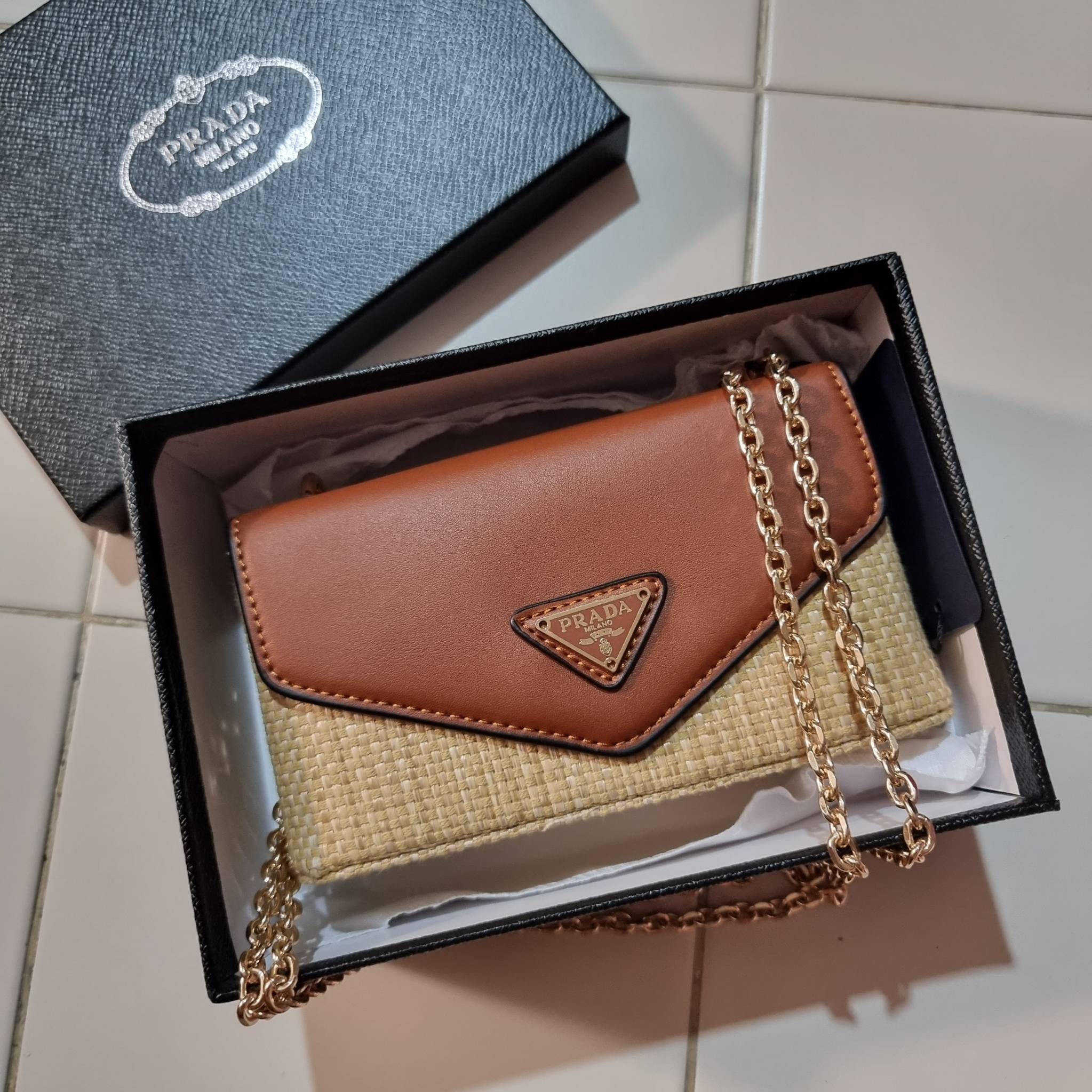 VIP 🥂 PRADA RAFFIA AND LEATHER SHOULDER BAG ลายสานกำลังฮิต! ปังไม่ไหว! ด้วยดีไซน์ล้ำทันสมัย ตกแต่งหนังแท้ผสานกับวัสดุจากธรรมชาติ ออกมาเป็นลายสานที่สวยหรู กับกระเป๋าสะพาย ไซส์กำลังน่ารัก ใส่โทรศัพท์ได้ พกพาง่าย เปิด-ปิดด้วยกระดุมแม่เหล็ก ภายในเป็นช