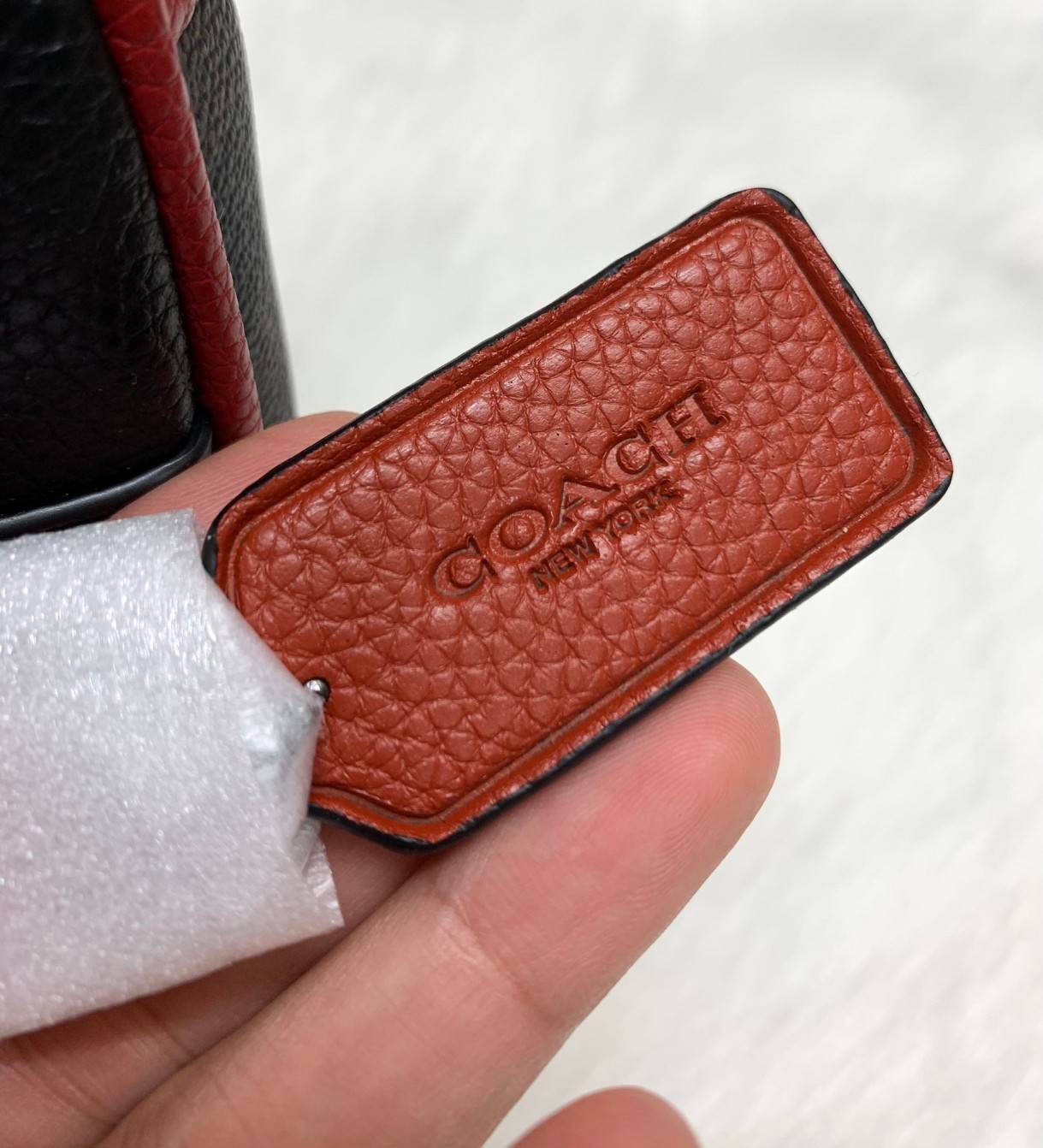 COACH DEMPSEY CAMERA BAG IN SIGNATURE ((C1541)) กระเป๋าทรงกล้องขนาดกระทัดรัด หนังแท้สวยงาม น่าใช้ค่ะ ด้านหน้าเป็นงานปักโลโก้+ลายกัวใจต่อๆกัน ได้สวยงาม เปิดปิดกระเป๋าแบบซิป ภายในสามารถใส่กระเป๋าเงินใบกลางได้;มือถือได้ทุกรุ่น;ของจุกจิกอื่นๆได้พอประมานเลยนะค