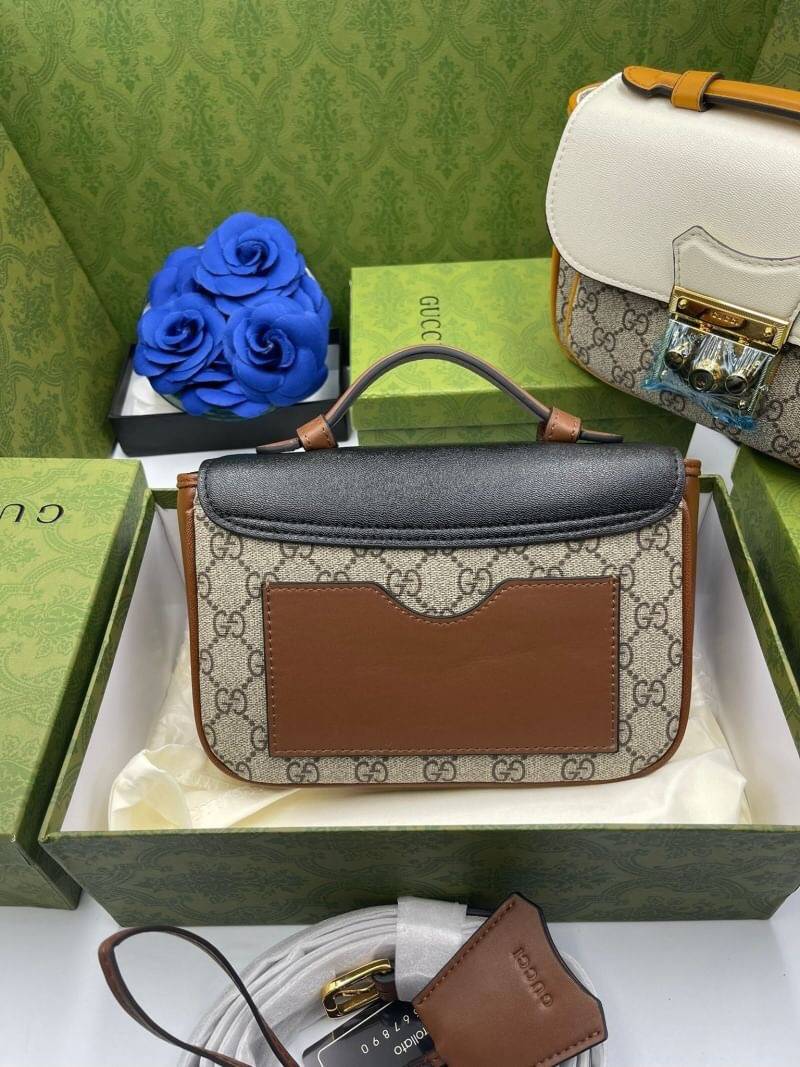 VIP GIFT 】หนังแท้ GUCCI mini Padlock bag GG Supreme canvas หนึ่งในแบรนด์เนมยอดฮิตระดับโลกที่สายแฟชั่นตัวจริงต้องมีสักใบในตู้ เพราะเป็นแบรนด์ที่เหล่าบรรดาเซเลปและดาราใช้กันเยอะมาก รุ่นก็เป็นอีกหนึ่งใบที่คุ้มค่าคุ้มราคามากค่ะ ด้วยดีไซน์ที่ใช้งานได้หลายโอกาส