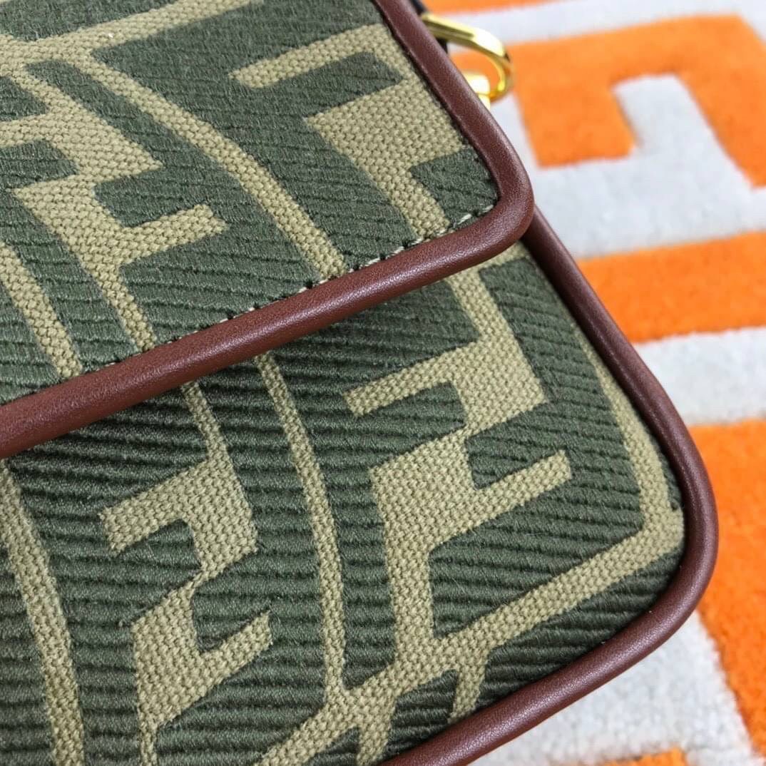 VIP GIFT 】FENDI BAGUETTE SUMMER 2021 CANVAS SHOULDER BAG กระเป๋าสะพายพรีเมี่ยมกิ๊ฟ หายาก สีคัลเลอร์ฟูลสุดใส โดดเด่น ดีไซน์ปั๊มโลโก้รอบใบ วัสดุผ้าแคนวาส ทนทาน มาพร้อมสาย 2 แบบ สำหรับคล้องแขน และสายครอสบอดี้สีทูโทน เปิด-ปิดด้วยกระดุมแม่เหล็ก ภายในเป็นช่องโล