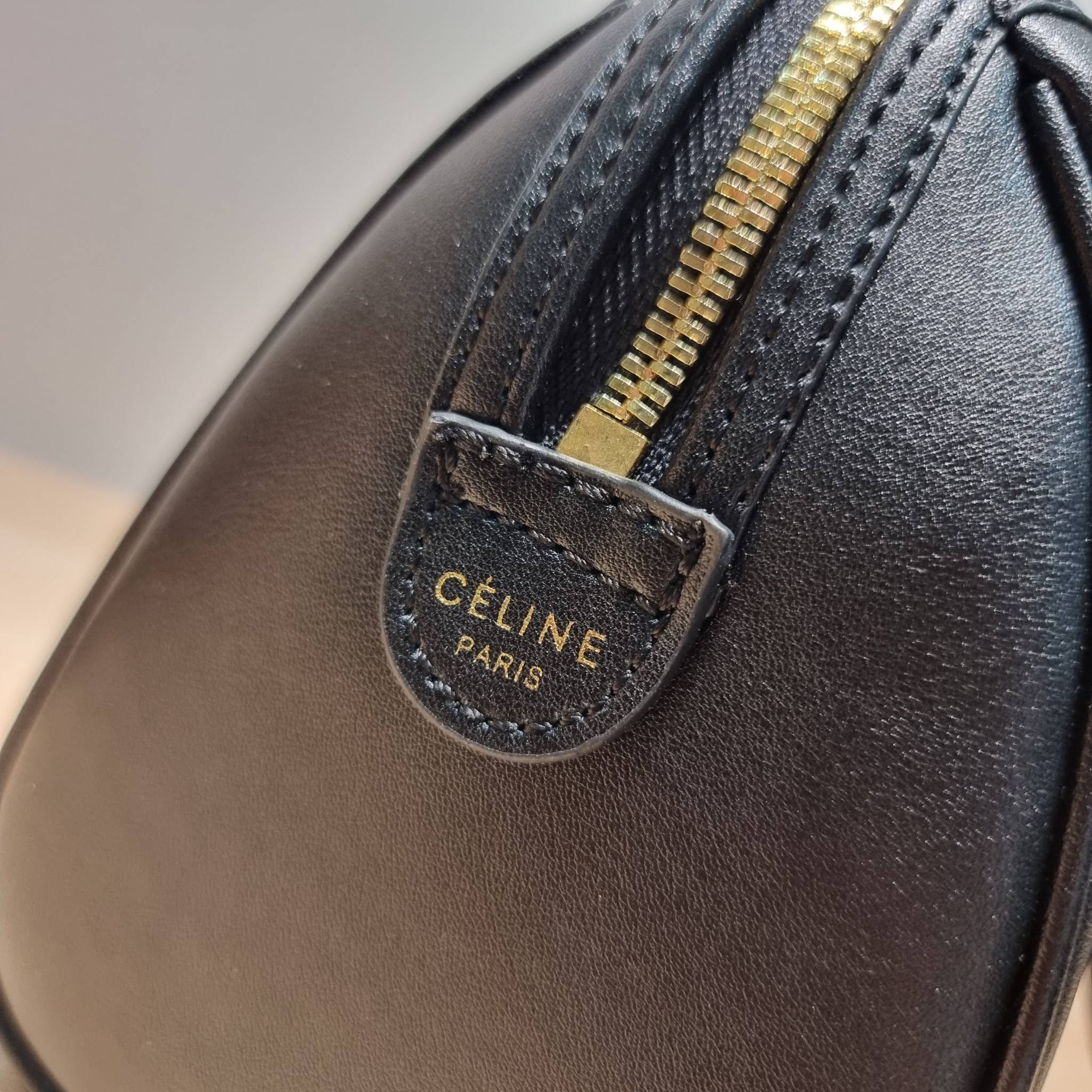 CELINE SMALL BOSTON CUIR TRIOMPHE IN SMOOTH LEATHER ฮิตมากกับสุดยอดความคลาสสิค ในรูปทรงสวย กับกระเป๋าสะพายทรงหมอน กะทัดรัด ขนาดกำลังดี ใช้งานสะดวก วัสดุหนังผิวเรียบ สวยคม