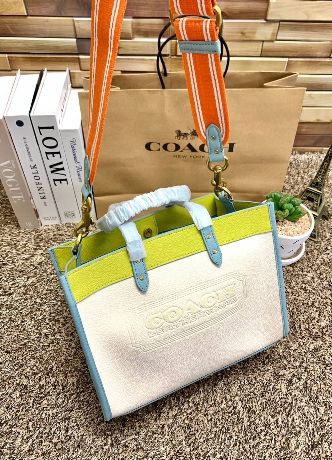 COACH FIELD TOTE 30 IN COLORBLOCK WITH COACH BADGE ((C0777)) พร้อมส่งอีกครั้ง! ไม่มีสักใบยังไงไหว สีคือผู้ดี แจ่มใส ละมุนตา ไม่ฉูดฉาด แถมคุณภาพเต็ม100 เหมือนเดิมเลยค่ะ! กระเป๋าทรงTote ใบใหญ่ หนังแท้อย่างดี ลายหนังสวยมากๆ หลงรักแน่นอน คอนเฟิร์มค่าา! สีที่ใ