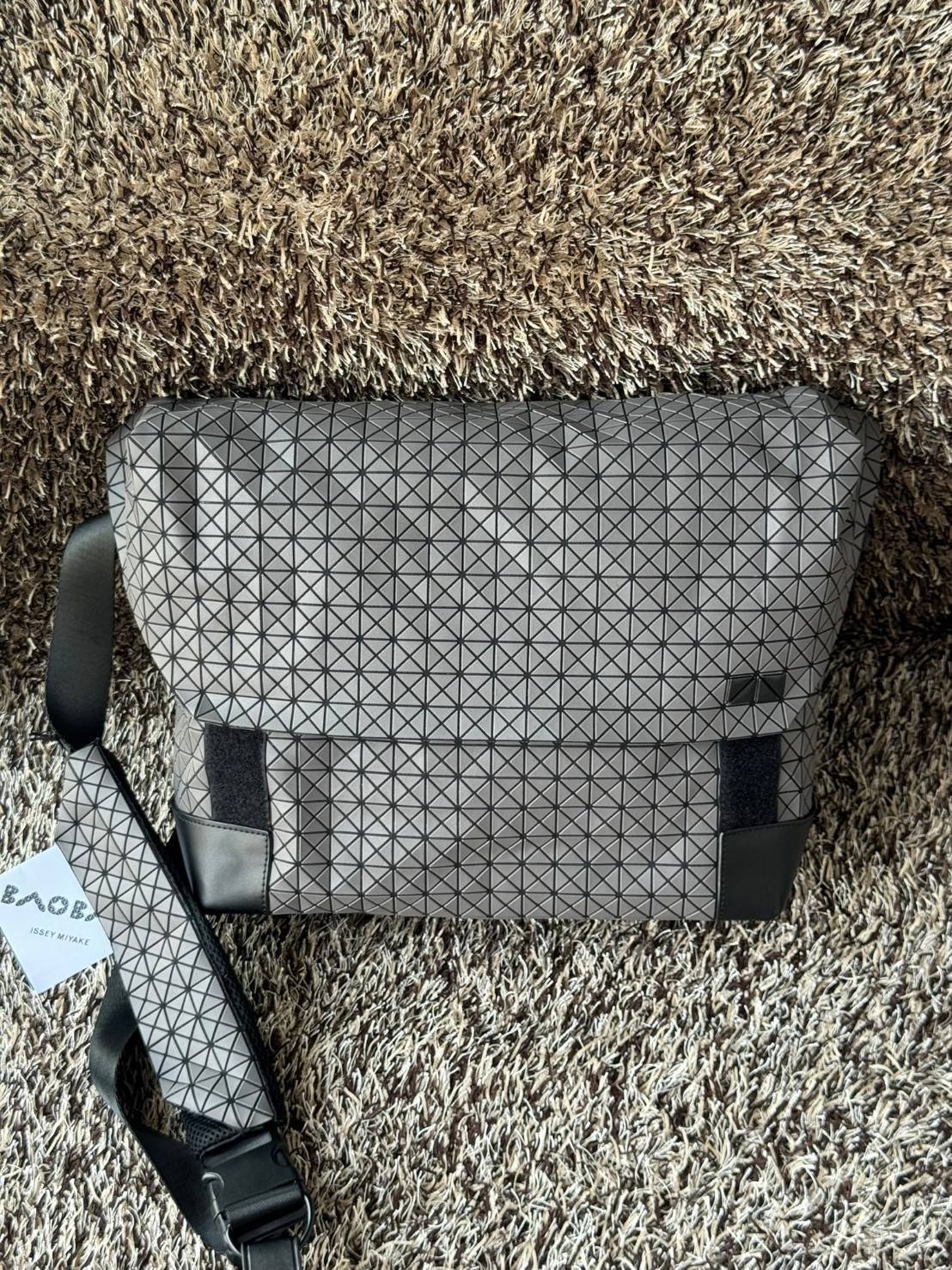 พร้อมส่ง 4 สี Baobao issey miyake Sling shoulder bag / Miyake geometric-panelled Laptop กระเป๋าสะพาย 🧡 เกรดออริจินอล 1:1 สลับแท้ ใช้งานต่างประเทศได้