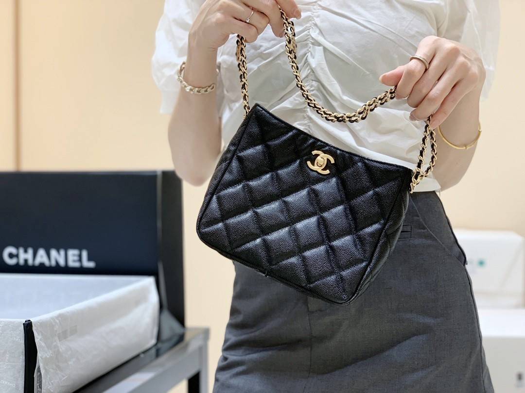 CHANEL กระเป๋าหิ้วหรือสะพายไหล่ หนังแท้ลสบคาเวียร์สวยงามมากๆ 🌟โดดเด่นด้วยสายของกระเป๋ามีโลโก้แบรนด์ประดับ หรูมากๆค่ะ เปิด-ปิดกระเป๋าแบบหมุนล็อค ภายในใส่กระเป๋าเงินใบกลาง;มือถือได้ทุกรุ่น;ของจำเป็นจุกจิกอื่นๆได้หลายอย่าง มีช่องเล็กให้ใส่ของจุกจิกนะ