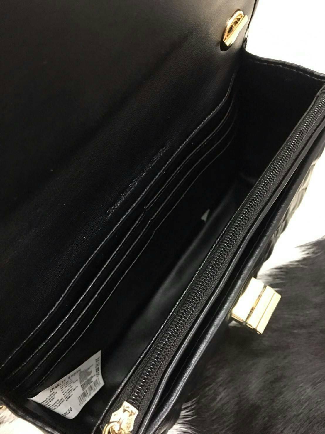 Charles&kieth quilted chain strap bag กระเป๋าขนาดมินิคลัช หนังPU เย็บตารางนูนทั้งใบ ด้านหน้าเปิด/ปิด แบบตัวบิดหมุน ด้านหลังมีโลโก้แบรนด์นูน ภายใน มีช่องใหญ่ ประกอบด้วย ช่องซิป ช่องการ์ด และมีช่องย่อย ใส่ของได้จุคุ้มสุด ๆ พกพาสะพายได้ทุกวัน น้ำหนักเบา จะสะ