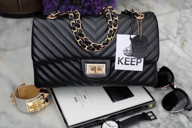 มาเพิ่มละค่า งาน Best Seller ทางร้าน ได้กระเป๋า จากแบรนด์ KEEP รุ่น KEEP shoulder chevron chain handbag สวย หรู มากๆ เลยน๊า กระเป๋าอยู่ทรง **หนังแกะนิ่มมากคะ สายโซ่สะพายสบายคะ สายปรับ สั้น ยาวได้คะ ภายในสีแดง มีช่องใส่ของจิกจิงหลายช่องแบ่งเก็บของเป็นสัดส่